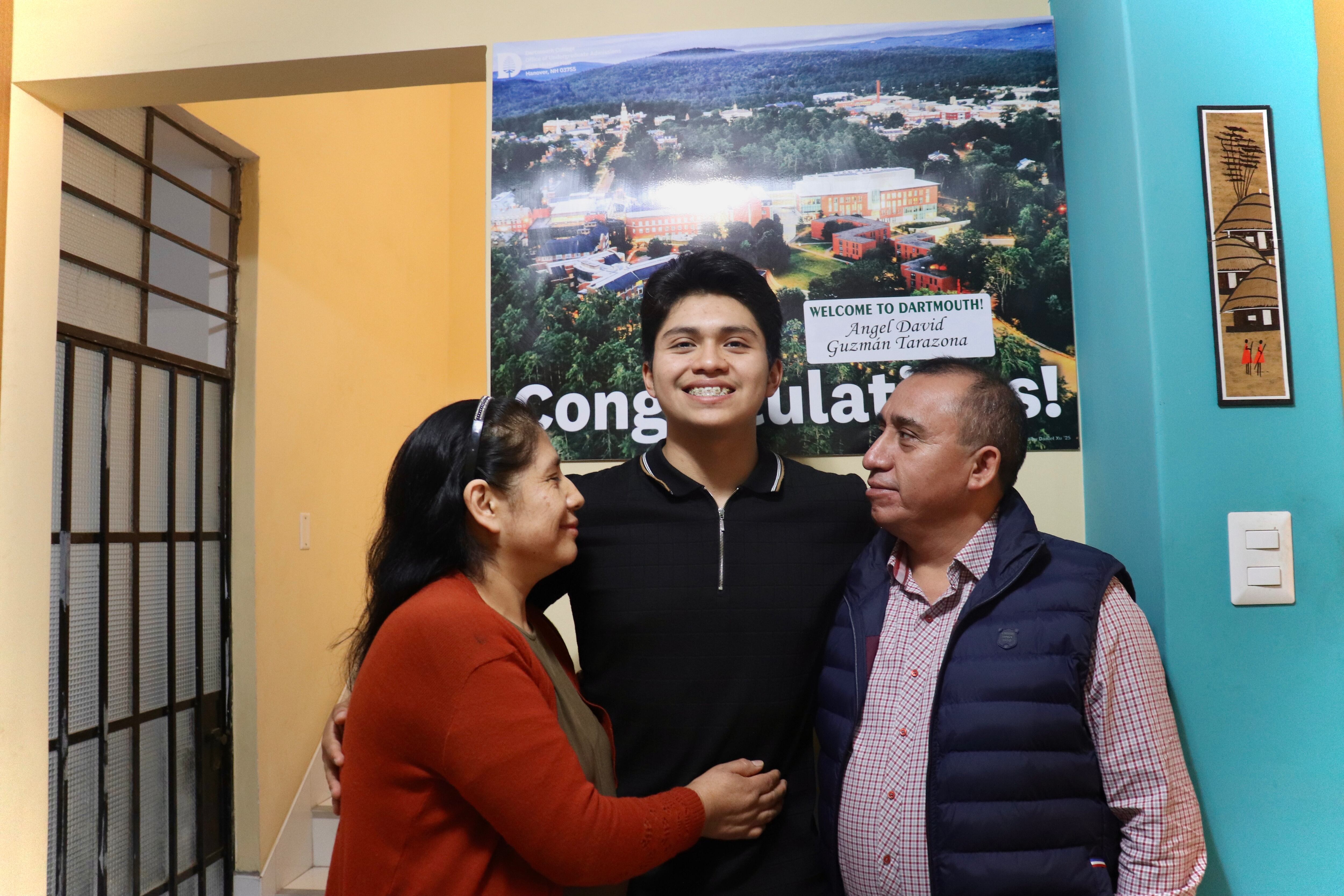 Ángel Guzmán y su familia se reunieron , celebrando el anuncio de su beca en Estados Unidos.