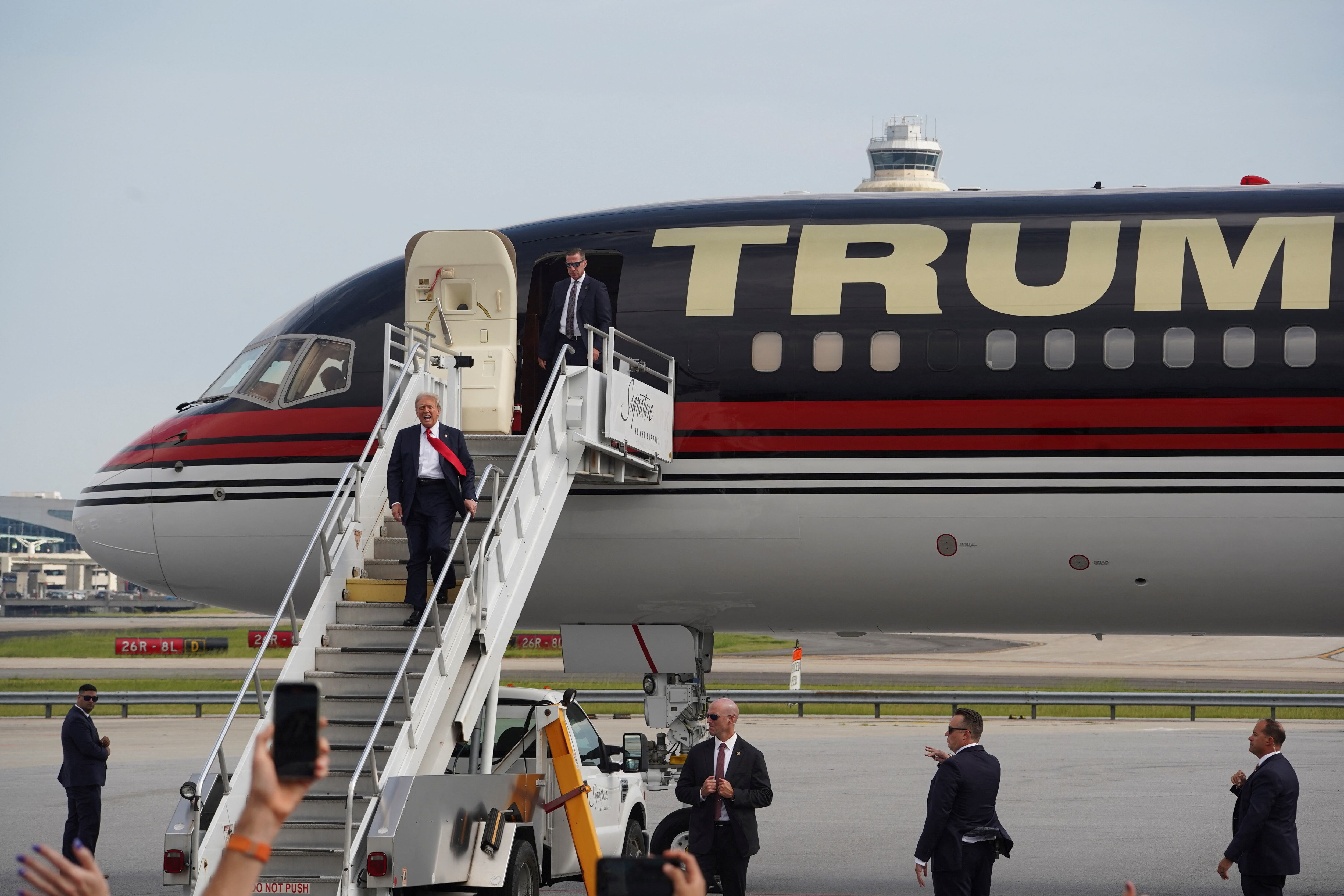 Donald Trump llega al Aeropuerto Internacional Hartsfield-Jackson Atlanta, Georgia (REUTERS/Megan Varner)