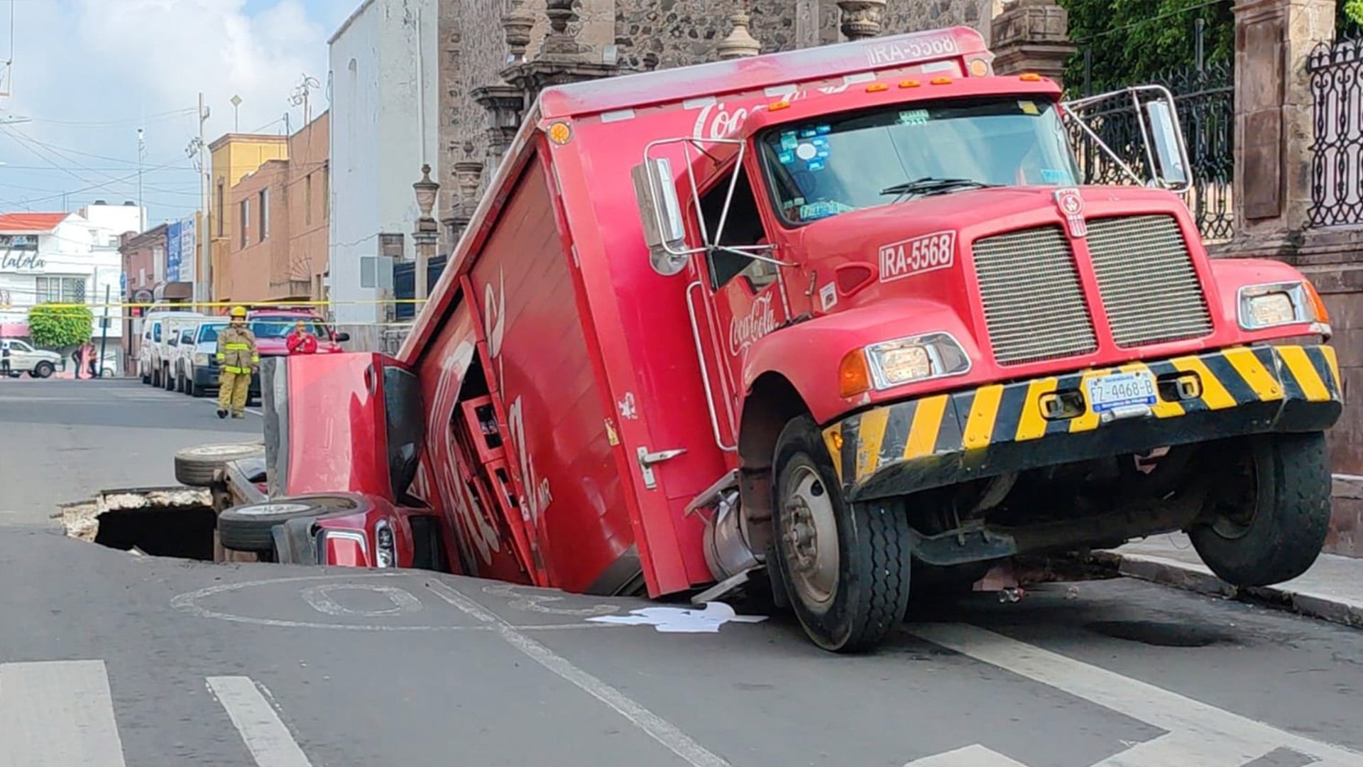 Enorme socavón provoca la caída de un camión y automóvil en Irapuato; hubo cuatro heridos