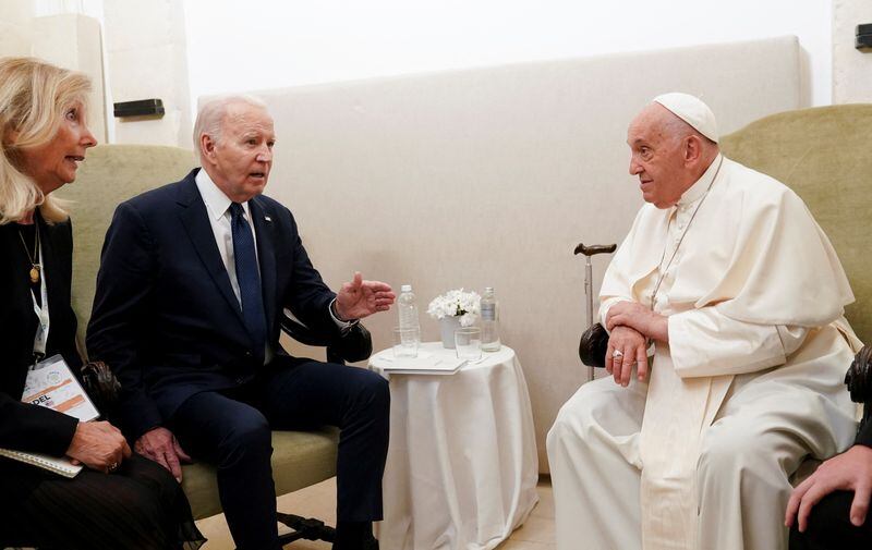 El presidente Joe Biden y el papa Francisco durante su encuentro en el G7. Ambos mandatarios respaldan la agenda 2030 aprobada en la ONU