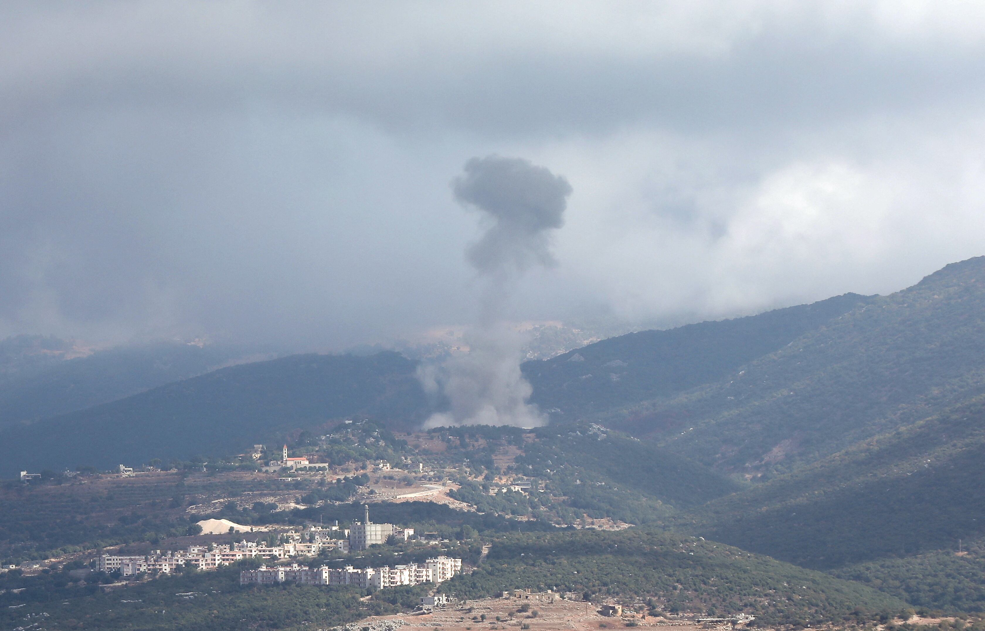 Una nube de humo se cierne sobre el sur del Líbano, en medio de las hostilidades transfronterizas entre Hezbollah y las fuerzas israelíes (REUTERS/Karamallah Daher)