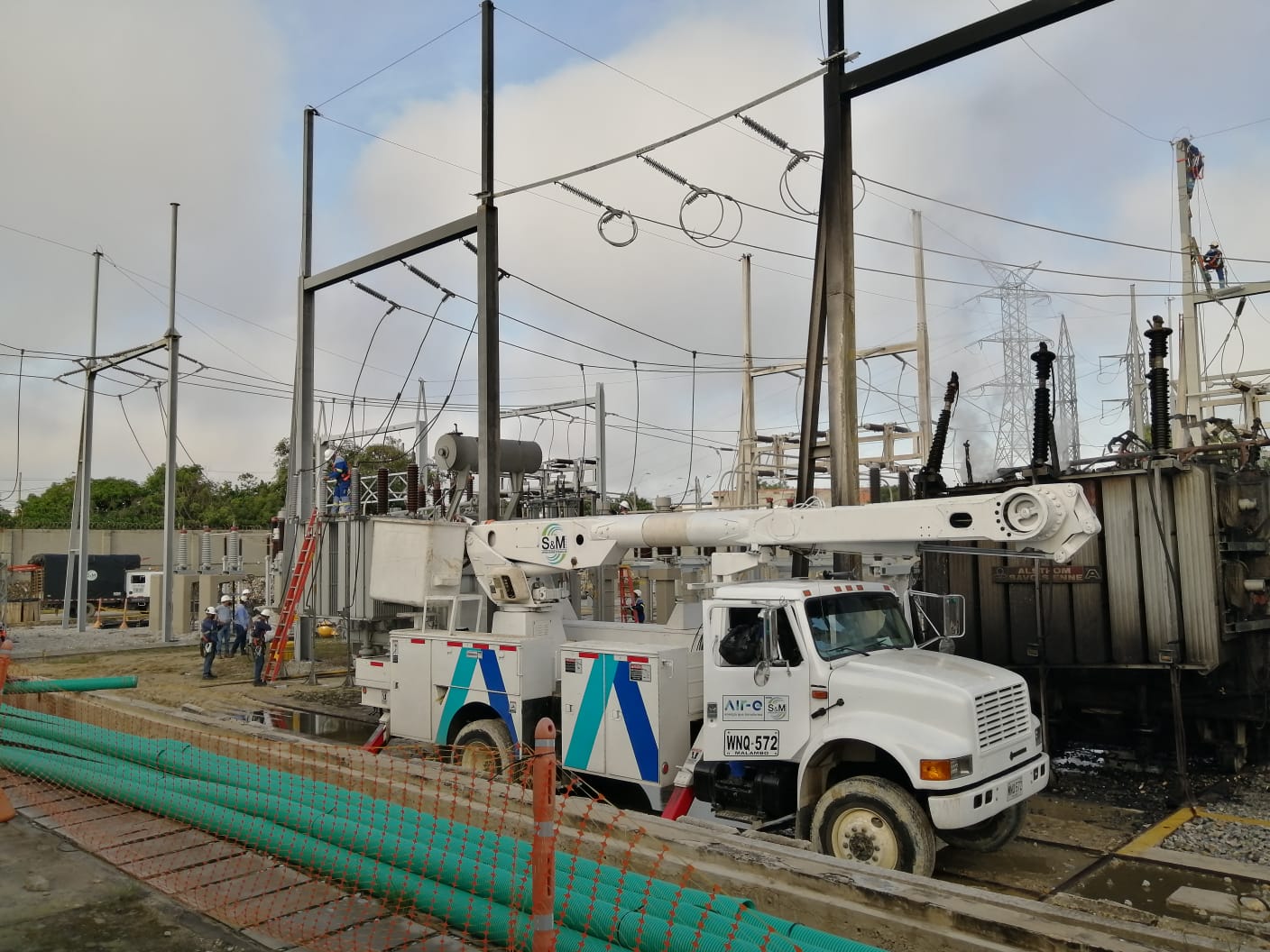 Trabajos de la empresa Air-e para restablecer el servicio de energía en varios sectores de Barranquilla. Foto: Air-e