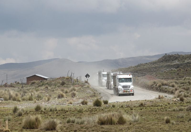 Foto de archivo. Camiones de la mina las Bambas circulan a lo largo del corredor minero entre Sayhua y Ccapacmarca, cerca de Ccapacmarca, Perú, 19 de enero de 2022. Foto tomada el 19 de enero de 2022. REUTERS/Sebastián Castaneda