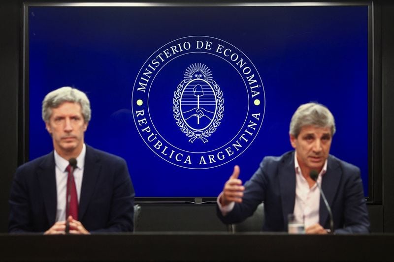 Foto de archivo: el ministro de Economía de Argentina, Luis Caputo, responde preguntas junto al presidente del banco central, Santiago Bausili, en el ministerio de Economía en Buenos Aires, Argentina. 10 ene, 2024. REUTERS/Matias Baglietto