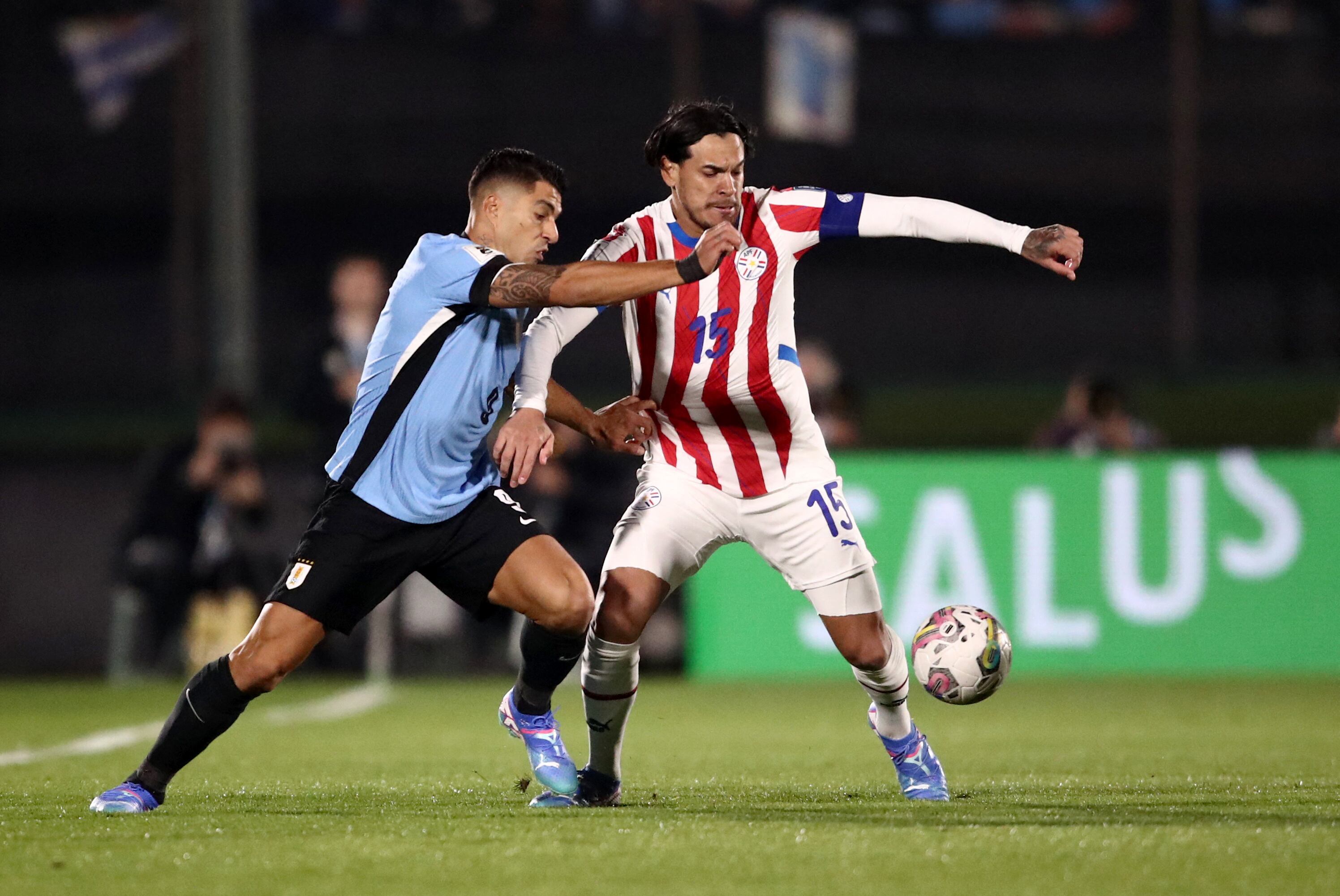 Luis Suárez pelea con Gustavo Gómez por la pelota en Uruguay vs Paraguay (REUTERS/Mariana Greif)