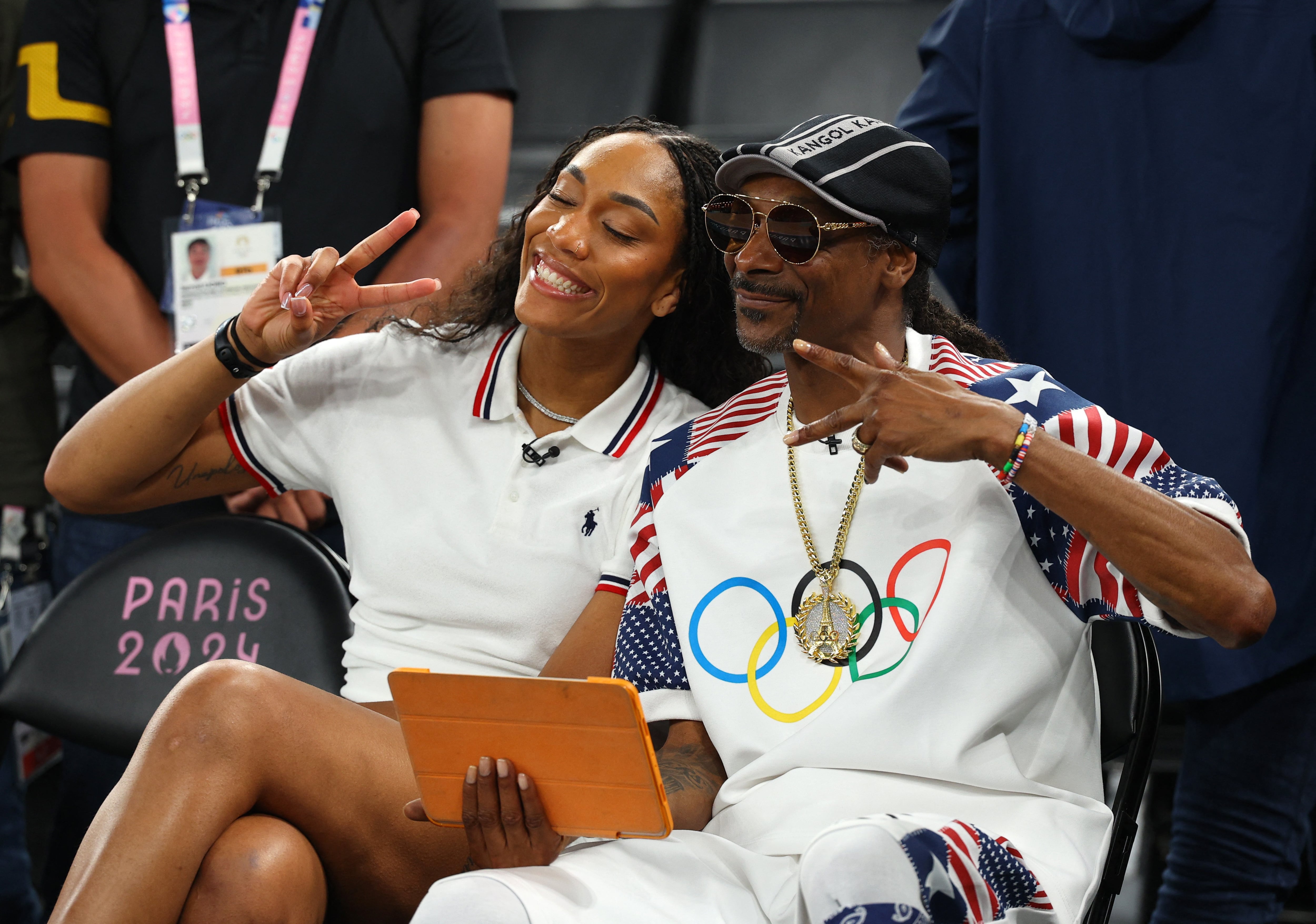 Juegos Olímpicos de París 2024 - Baloncesto - Cuartos de final masculinos - Brasil vs Estados Unidos - Bercy Arena, París, Francia - 06 de agosto de 2024. La jugadora de baloncesto Aja Wilson de Estados Unidos y el rapero Snoop Dogg de Estados Unidos son vistos antes del partido. REUTERS/Brian Snyder