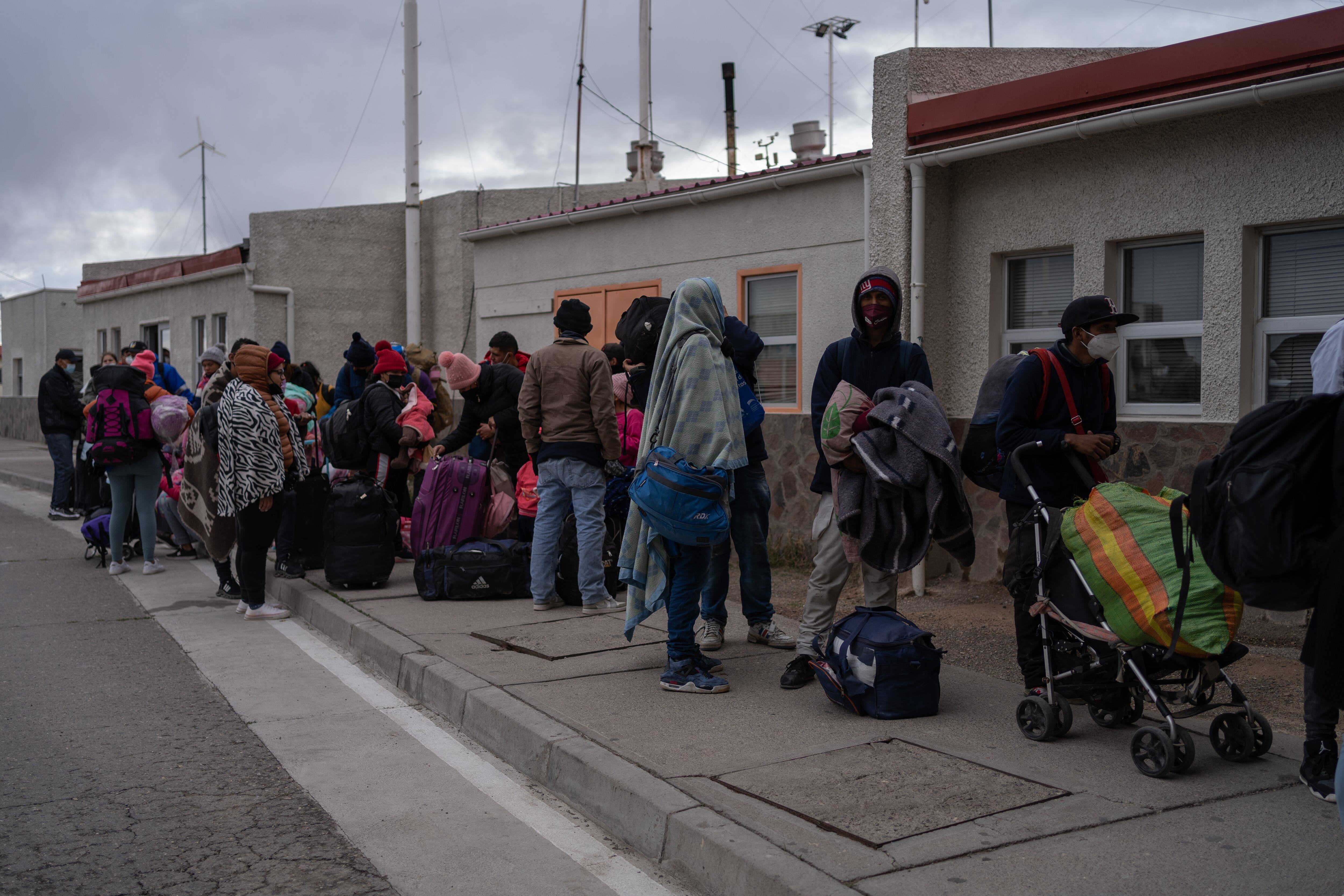 Un grupo de migrantes venezolanos hacen fila para recibir ayudas en el control fronterizo situado en la comuna de Colchane.