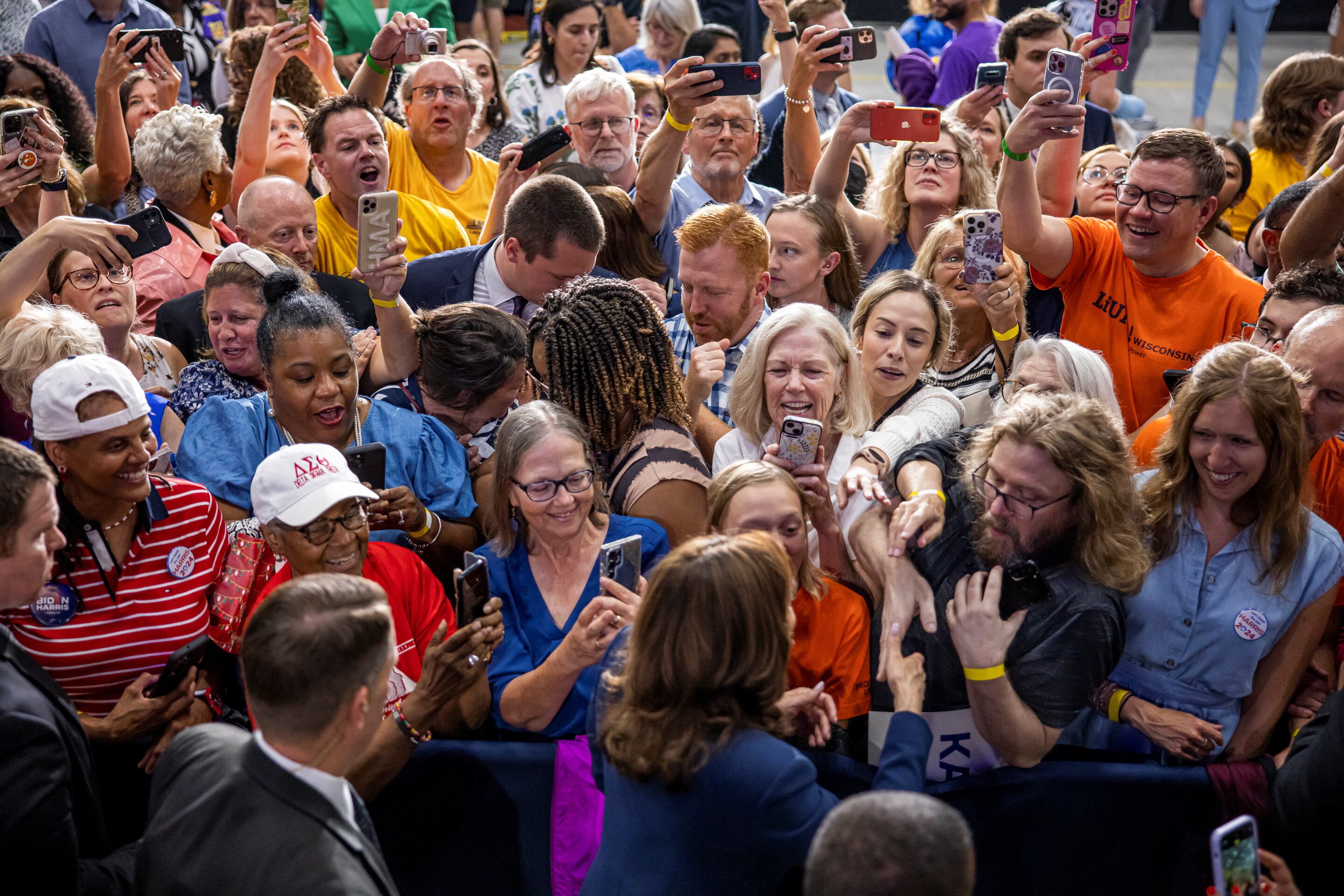 Kamala Harris saluda a una multitud de partidarios durante su primer evento de campaña como candidata a presidente en West Allis High School en West Allis, Wisconsin, EE.UU., 23 de julio de 2024. REUTERS/Kevin Mohatt