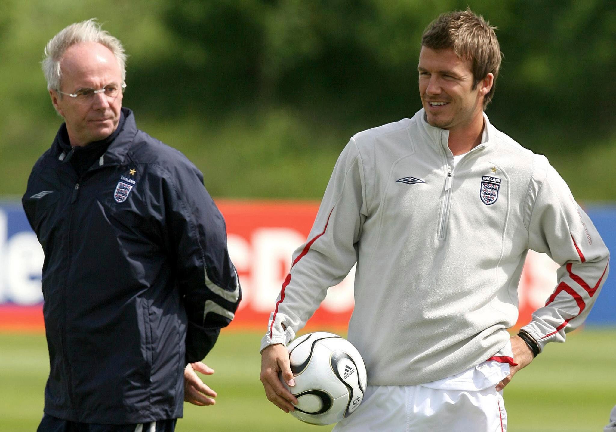  Sven-Goran Eriksson con David Beckham durante un entrenamiento en previo al Mundial de Alemania 2006 (Martin Rickett/PA vía AP)