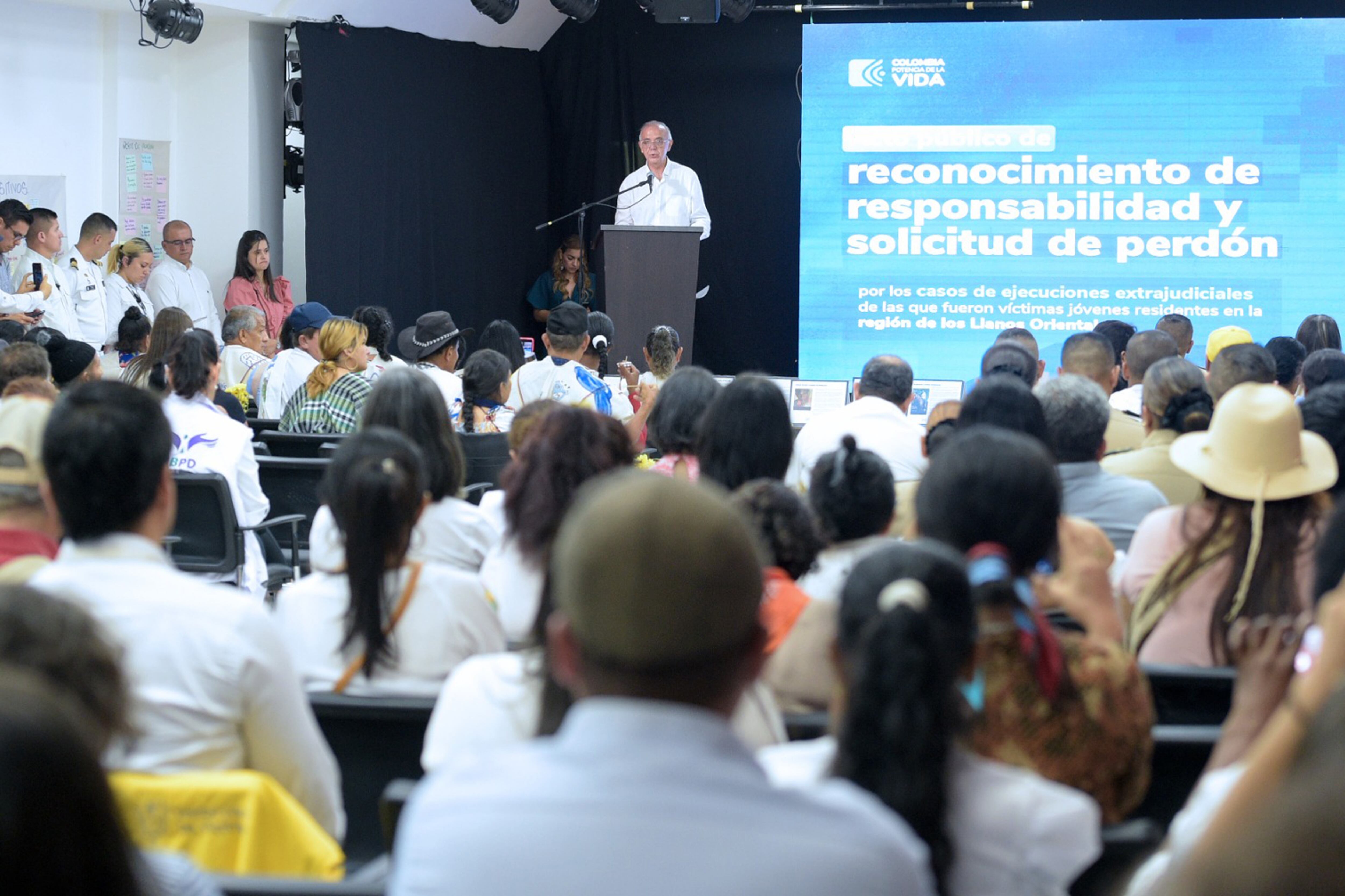 Fotografía cedida por el ministerio de Defensa colombiano muestra al ministro de Defensa Iván Velázquez (c) mientras habla durante un acto de perdón público por "falsos positivos", que realizó el Gobierno en Villavicencio - crédito EFE/ Ministerio de Defensa
