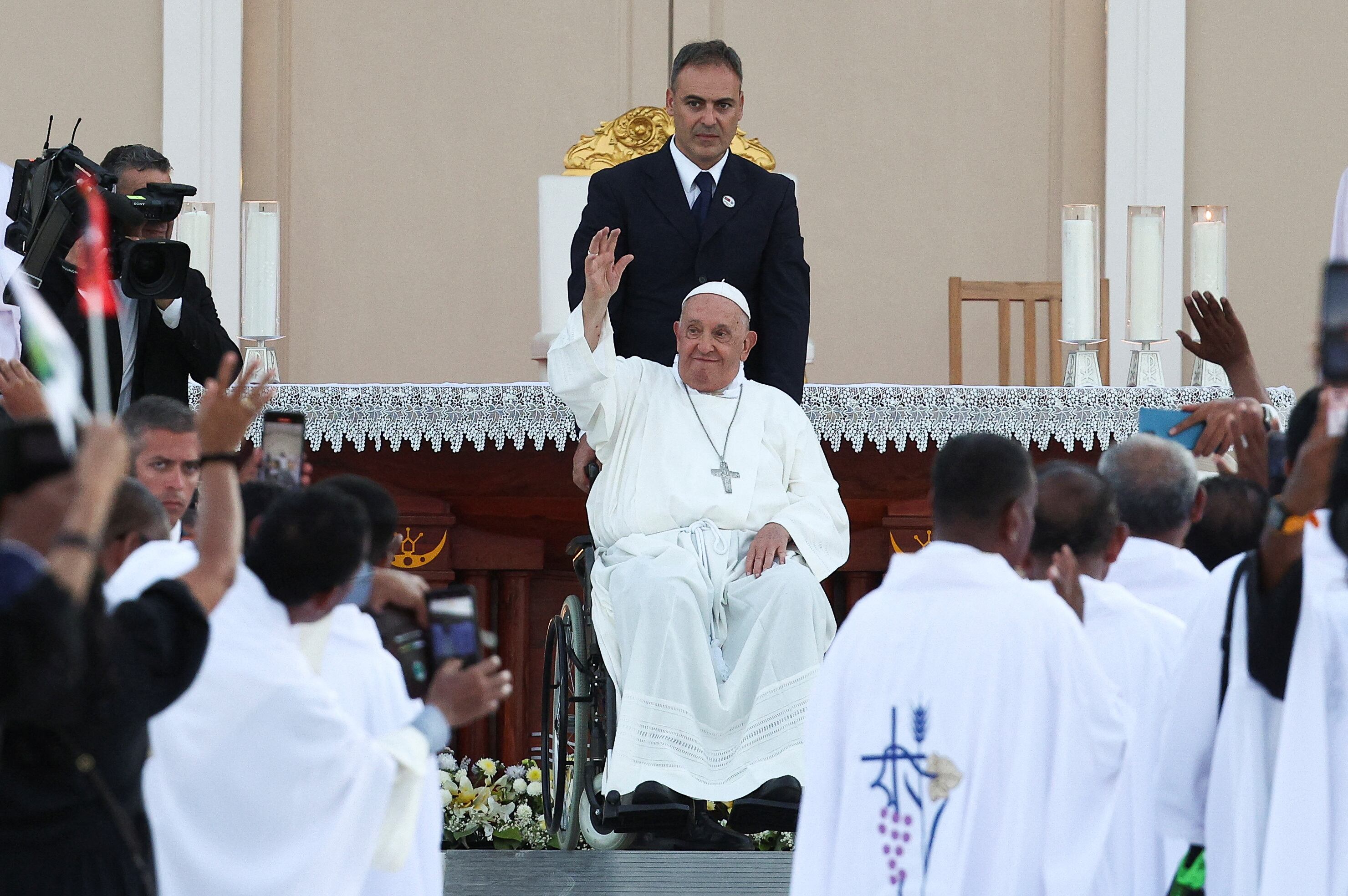 El Papa Francisco gesticula el día de la Santa Misa en la Explanada de Taci Tolu durante su viaje apostólico a Asia, en Dili, Timor Oriental.