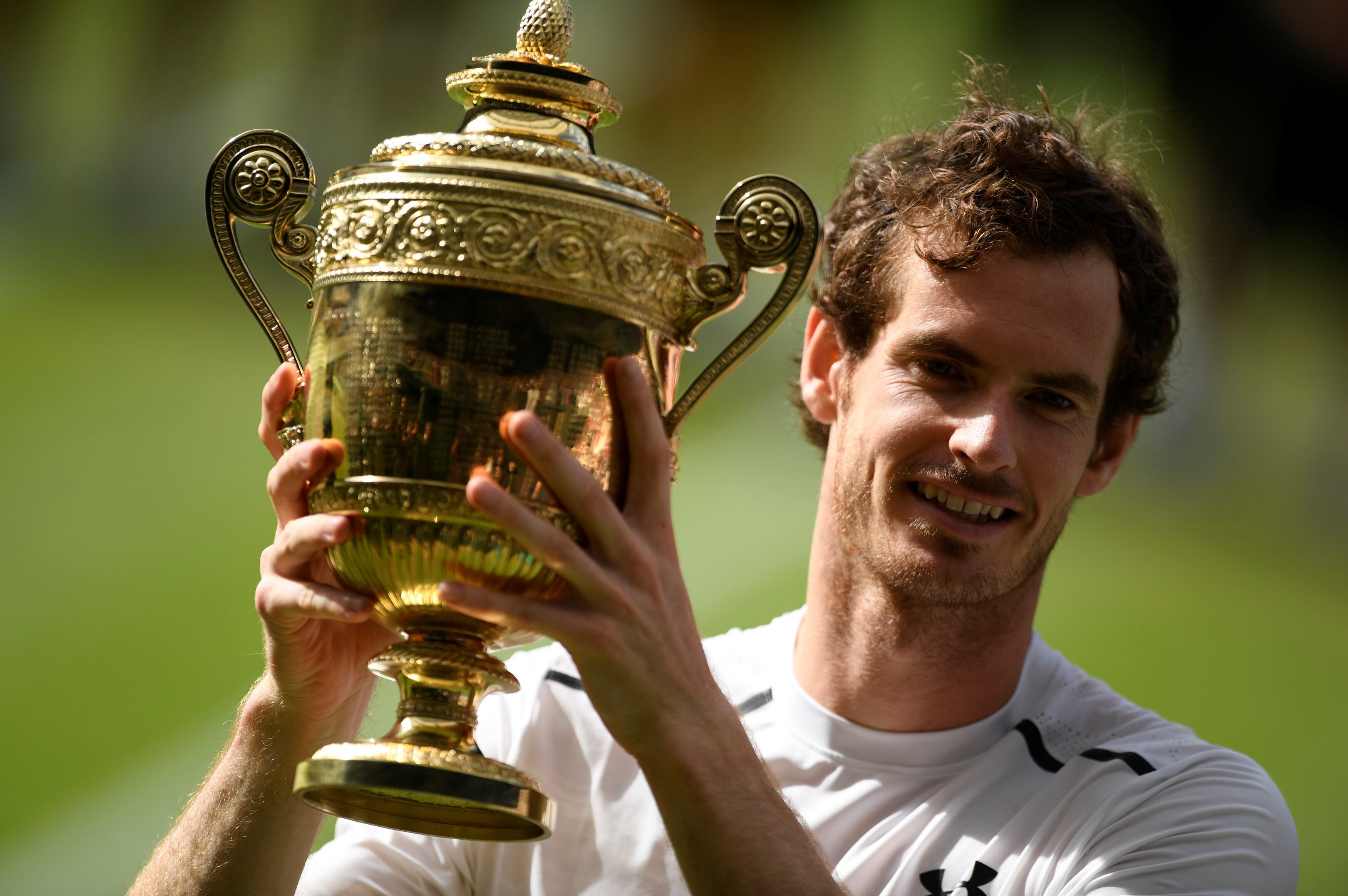 El británico Andy Murray levanta el trofeo después de ganar la final masculina de singles de Wimbledon 2016 contra el canadiense Milos Raonic (REUTERS/Tony O'Brien/Foto de archivo)