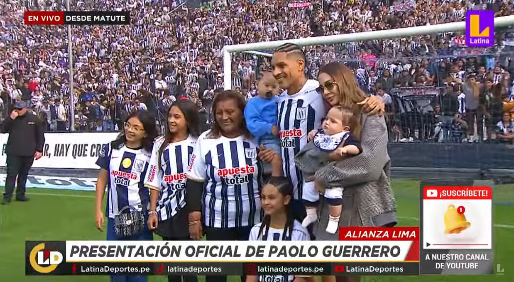 Ana Paula Consorte y Doña Peta posaron juntas junto a Paolo Guerrero en su presentación en Alianza Lima. (Latina)