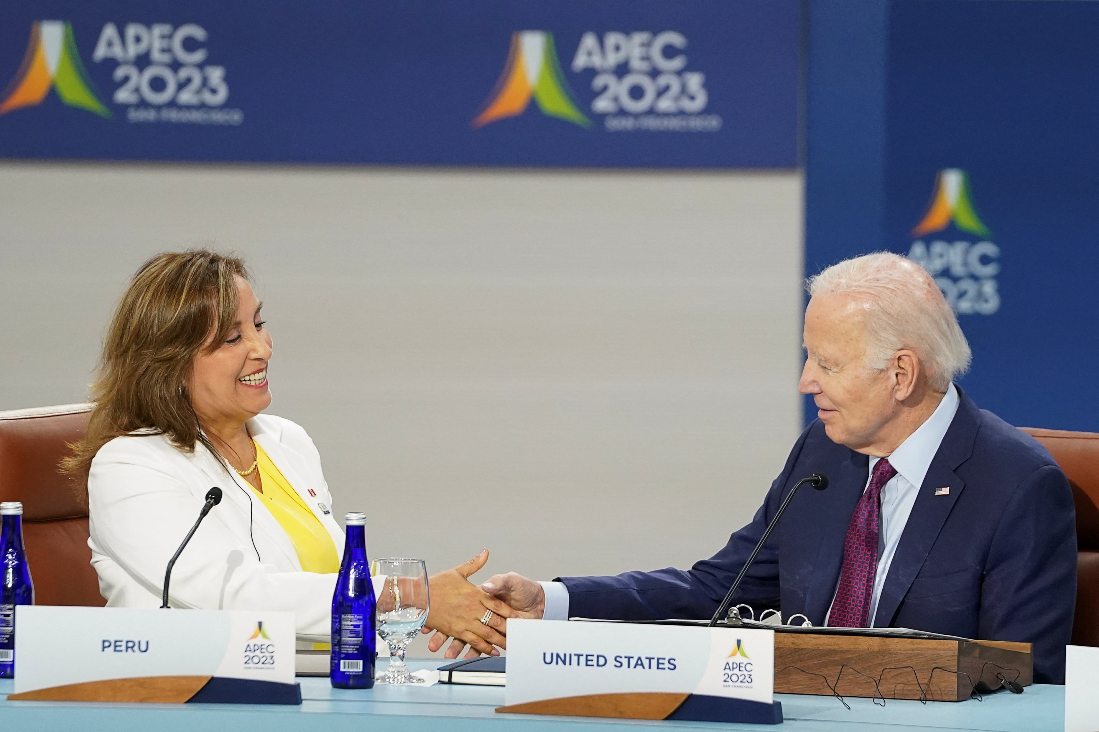 U.S. President Joe Biden transfers the APEC chair to Peruvian President Dina Boluarte, during the Leaders Retreat at the Asia-Pacific Economic Cooperation (APEC) summit, in San Francisco, California, U.S., November 17, 2023. REUTERS/Kevin Lamarque