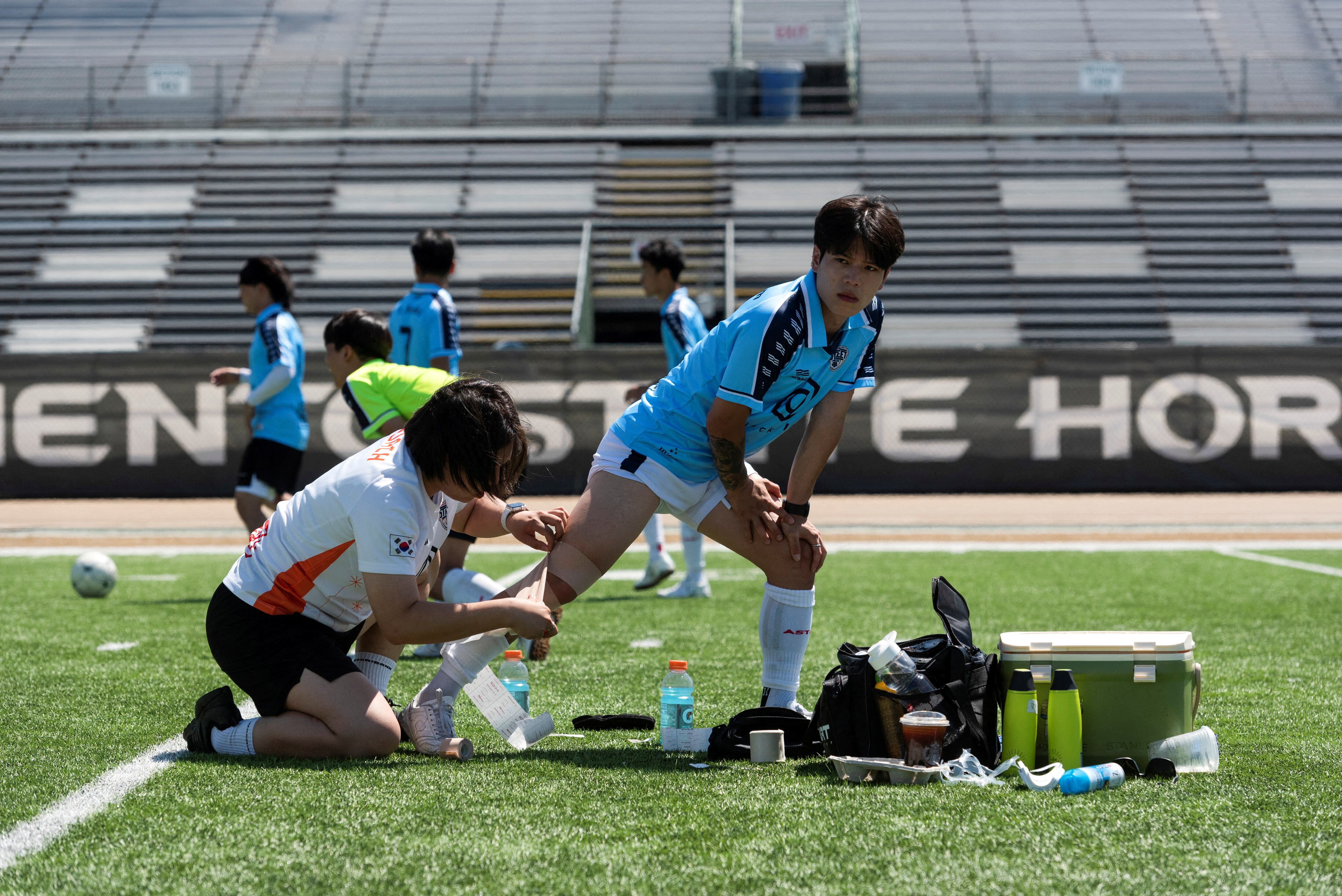 Equipos de hombres y mujeres sin hogar representan a sus países durante este torneo de fútbol callejero (REUTERS/Laure Andrillon)