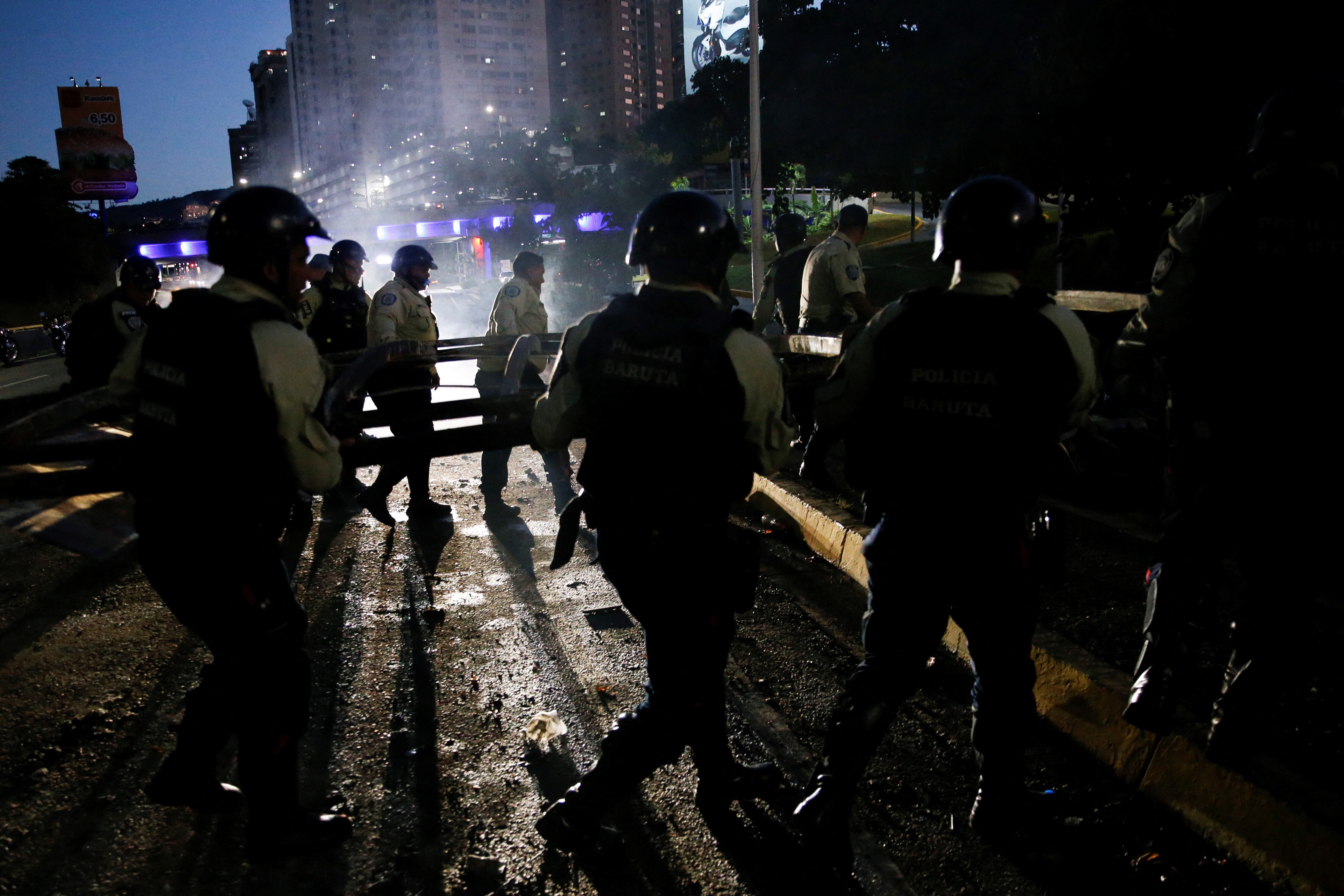 Baruta's Municipal Police remove a barricade as people protest election results that awarded Venezuela's President Nicolas Maduro with a third term, in Caracas, Venezuela July 30, 2024. REUTERS/Leonardo Fernandez Viloria