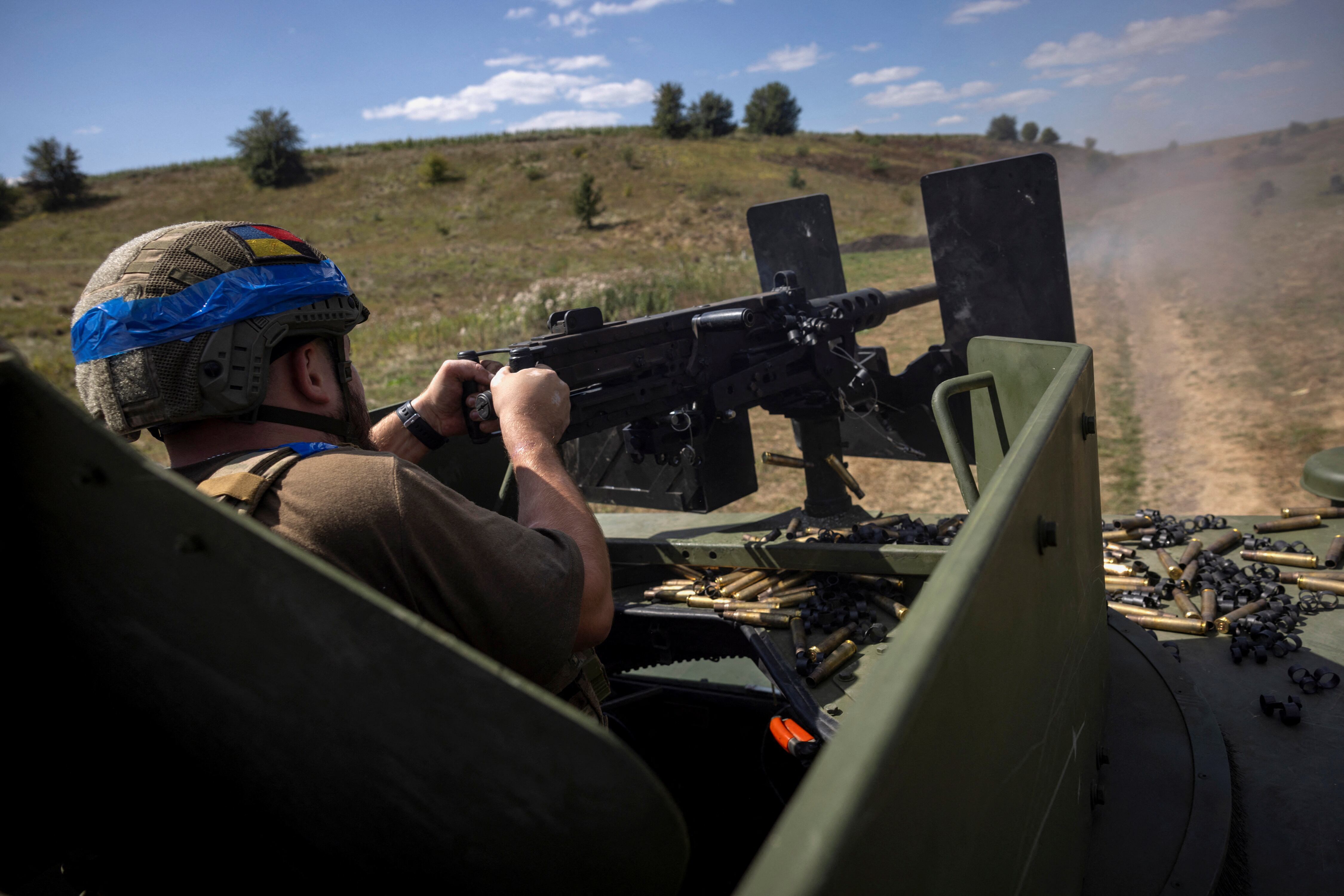 Un soldado de la Brigada Mecanizada 22 dispara una ametralladora Browning montada sobre un vehículo militar en Sumy (REUTERS/Thomas Peter/Archivo)