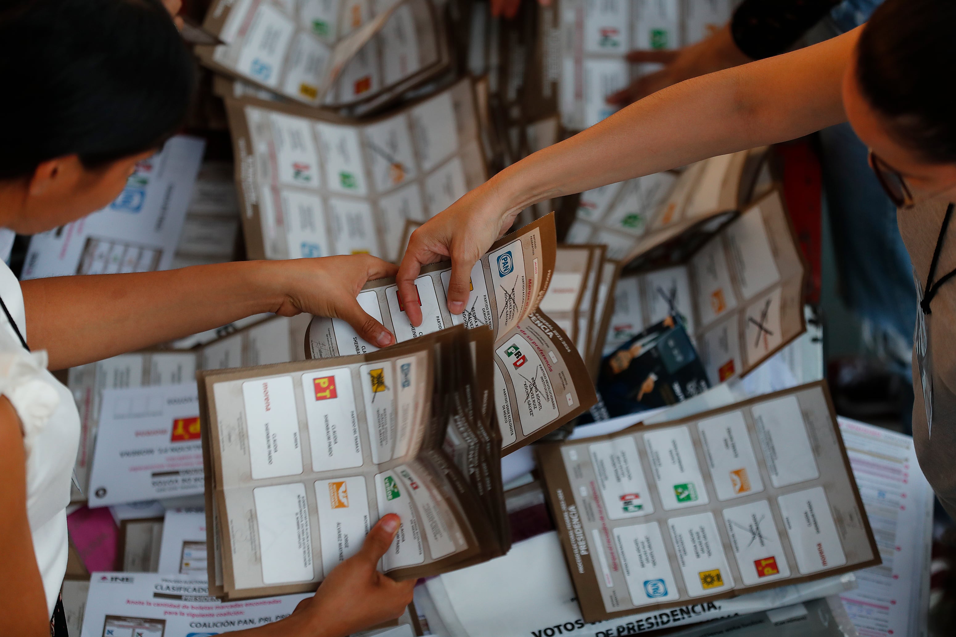 Funcionarios realizan el conteo de votos de las elecciones generales mexicanas el 2 de junio de 2024, en un colegio electoral en Guadalajara (México). EFE/ Francisco Guasco
