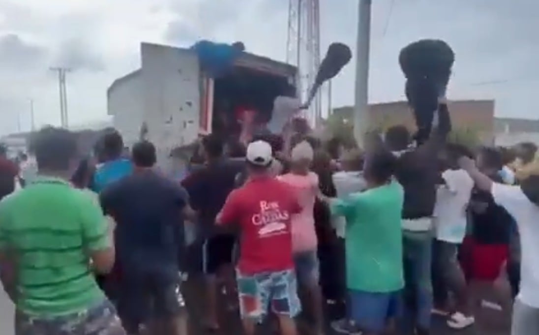 Saqueo a camión varado en Tasajera deja graves pérdidas En cuestión de minutos, decenas de personas se llevaron todo el contenido del camión accidentado en la carretera de Puebloviejo - crédito captura de pantalla @OscuraColombia / X