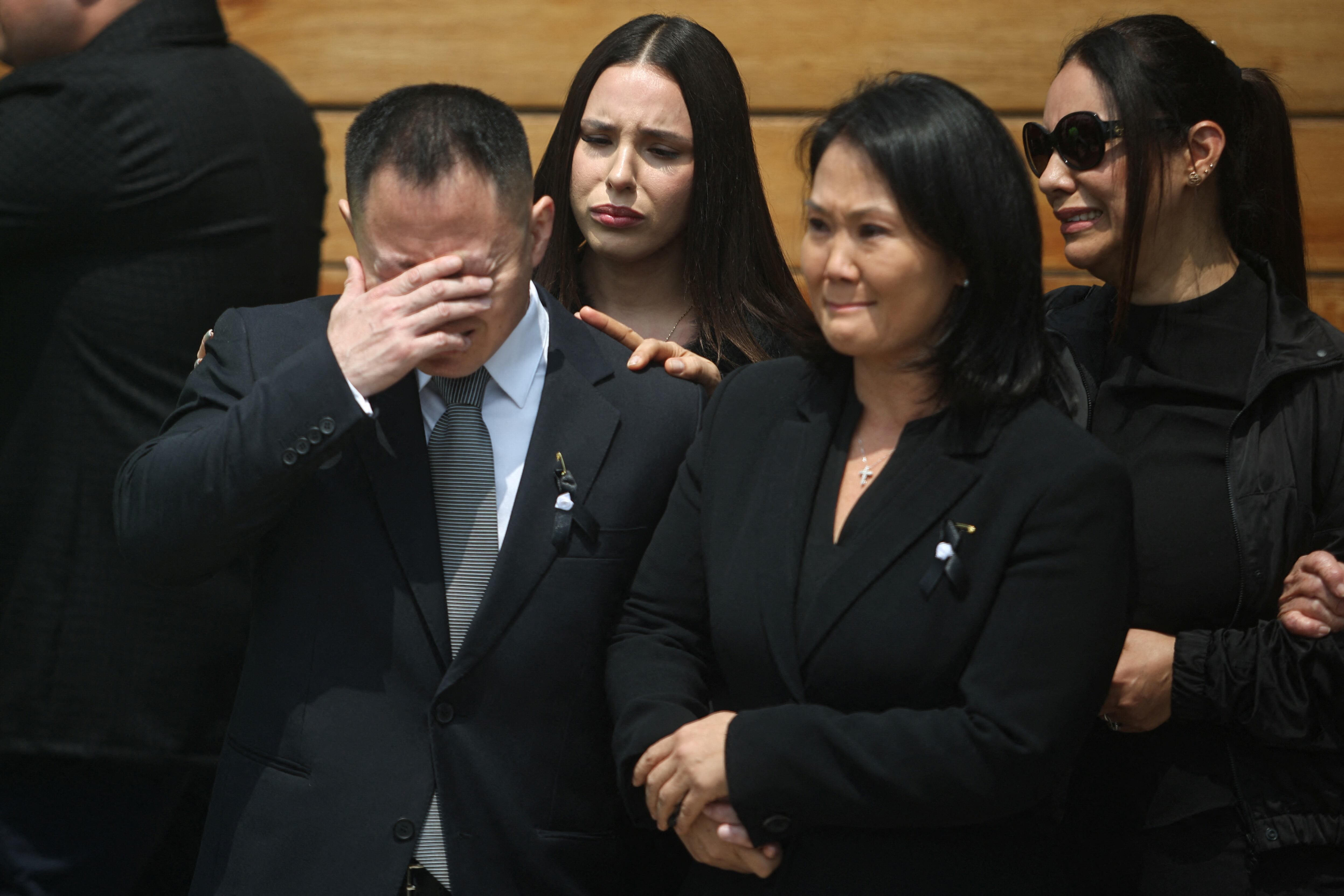 Kenji Fujimori no puede contener las lágrimas al ver el féretro con los restos de su padre fallecido, Alberto Fujimori. REUTERS/Sebastian Castaneda