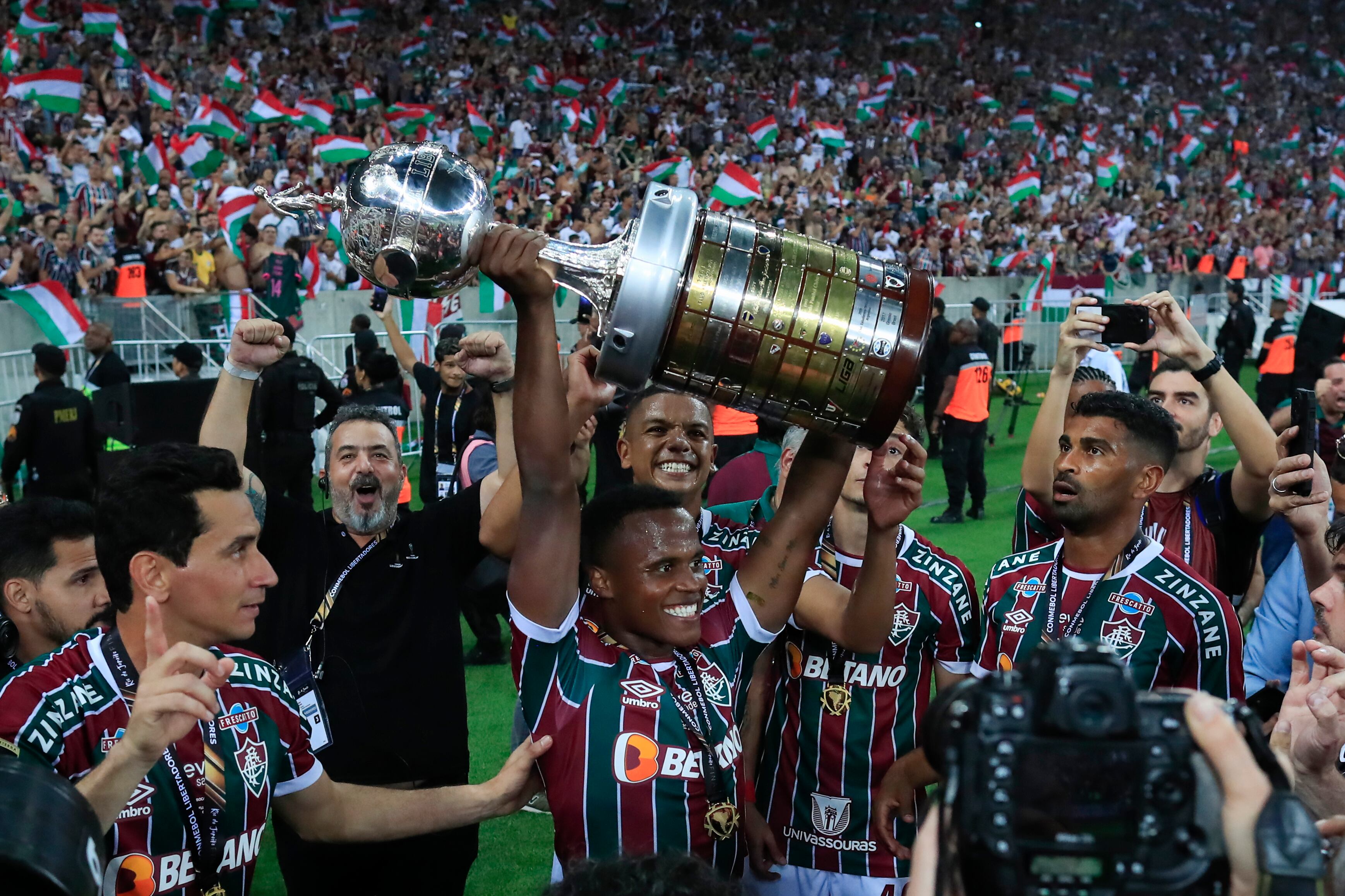 Jhon Arias le dejó a Fluminense los títulos de la Copa Libertadores 2023 y la Recopa 2024 - crédito Andre Coelho/EFE
