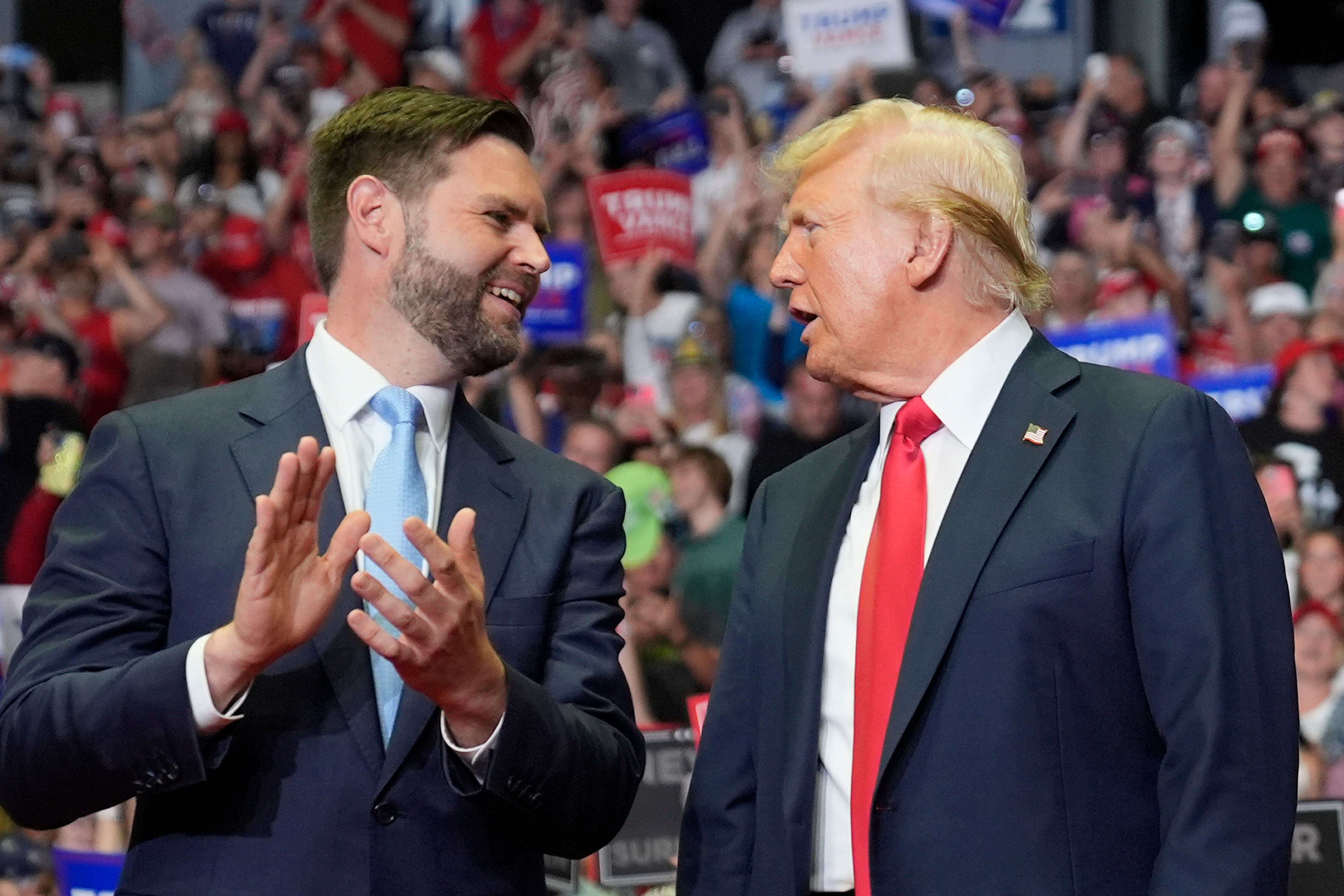 JD Vance llamó a Trump tras lo sucedido en Florida (AP Foto/Evan Vucci)