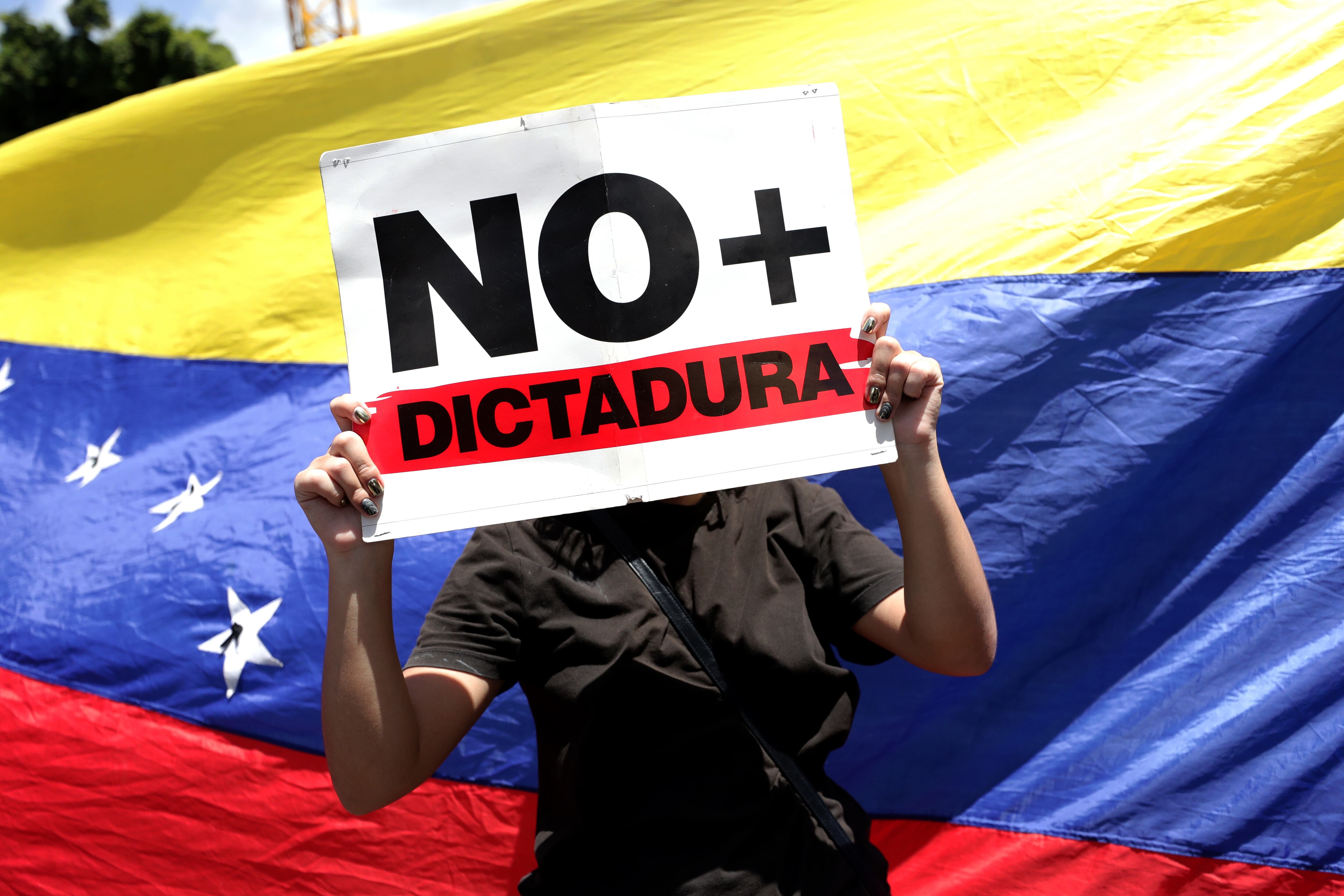 Foto de protestas de venezolanos por el régimen del presidente, Nicolás Maduro. EFE/ Ronald Peña R
