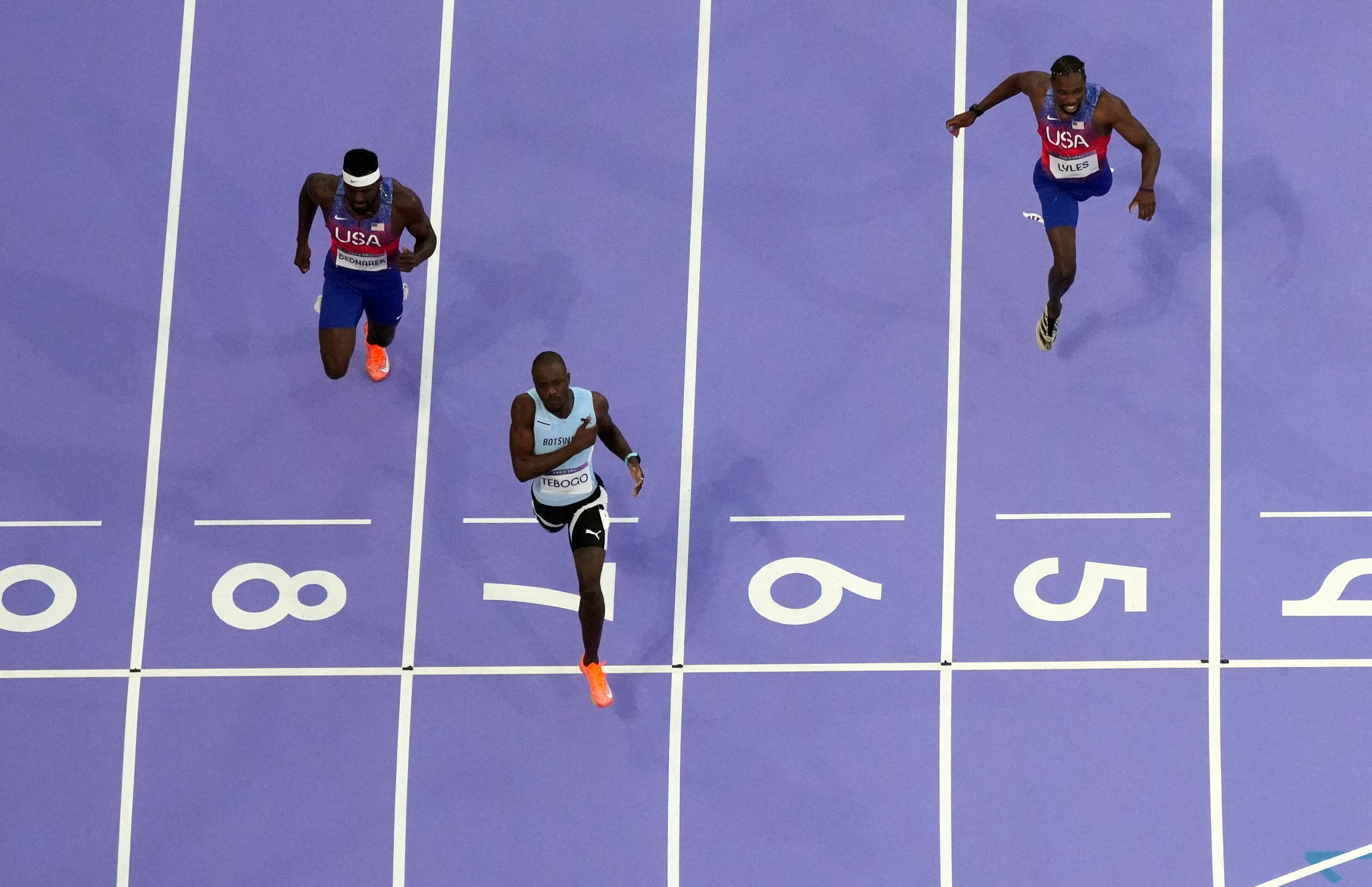 Letsile Tebogo cruzó primero la meta y se quedó con el oro en los 200 metros (Foto: Reuters/Fabrizio Bensch)