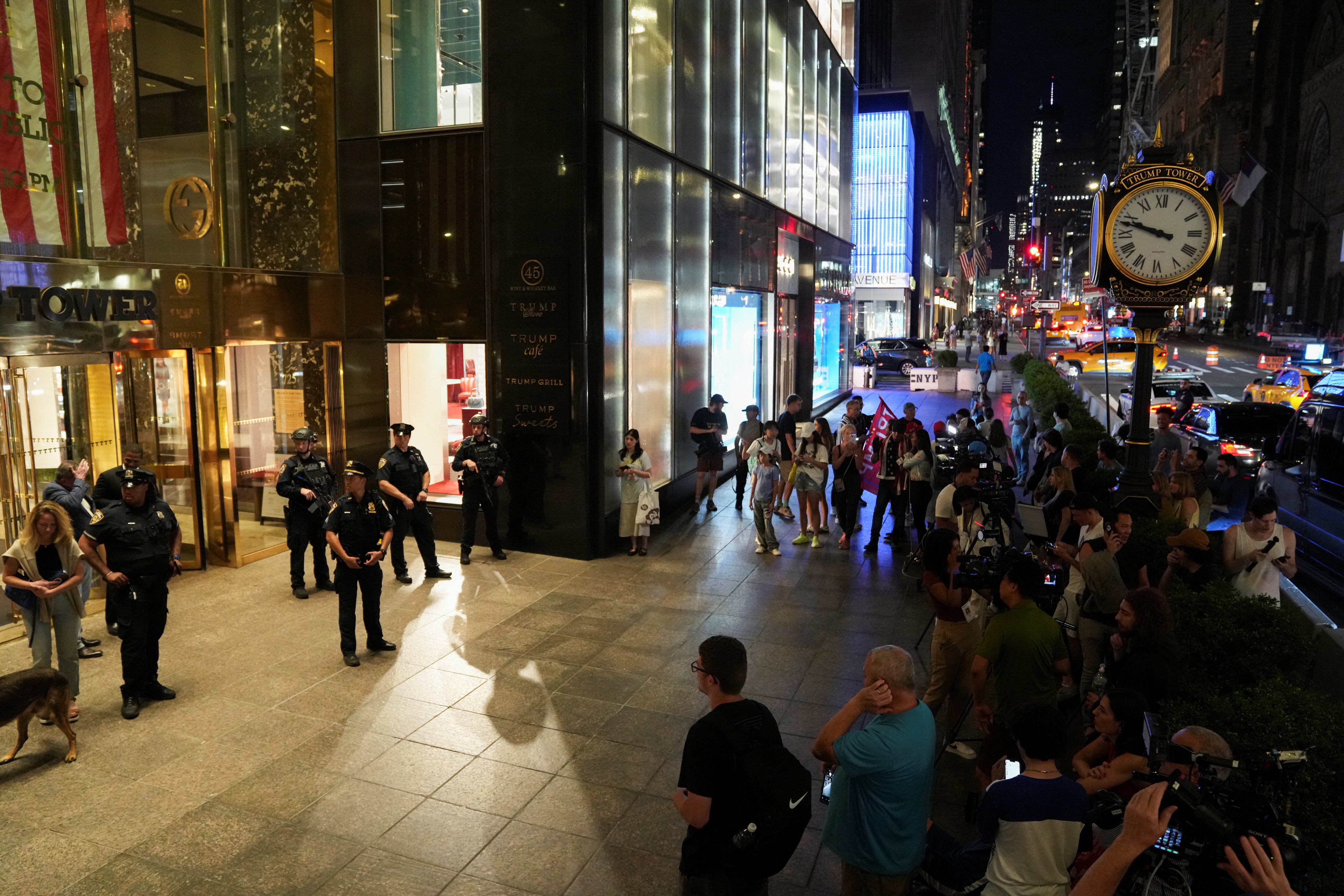 Simpatizantes y miembros de los medios de comunicación se reúnen frente a la Torre Trump, en Nueva York (REUTERS/David Dee Delgado)