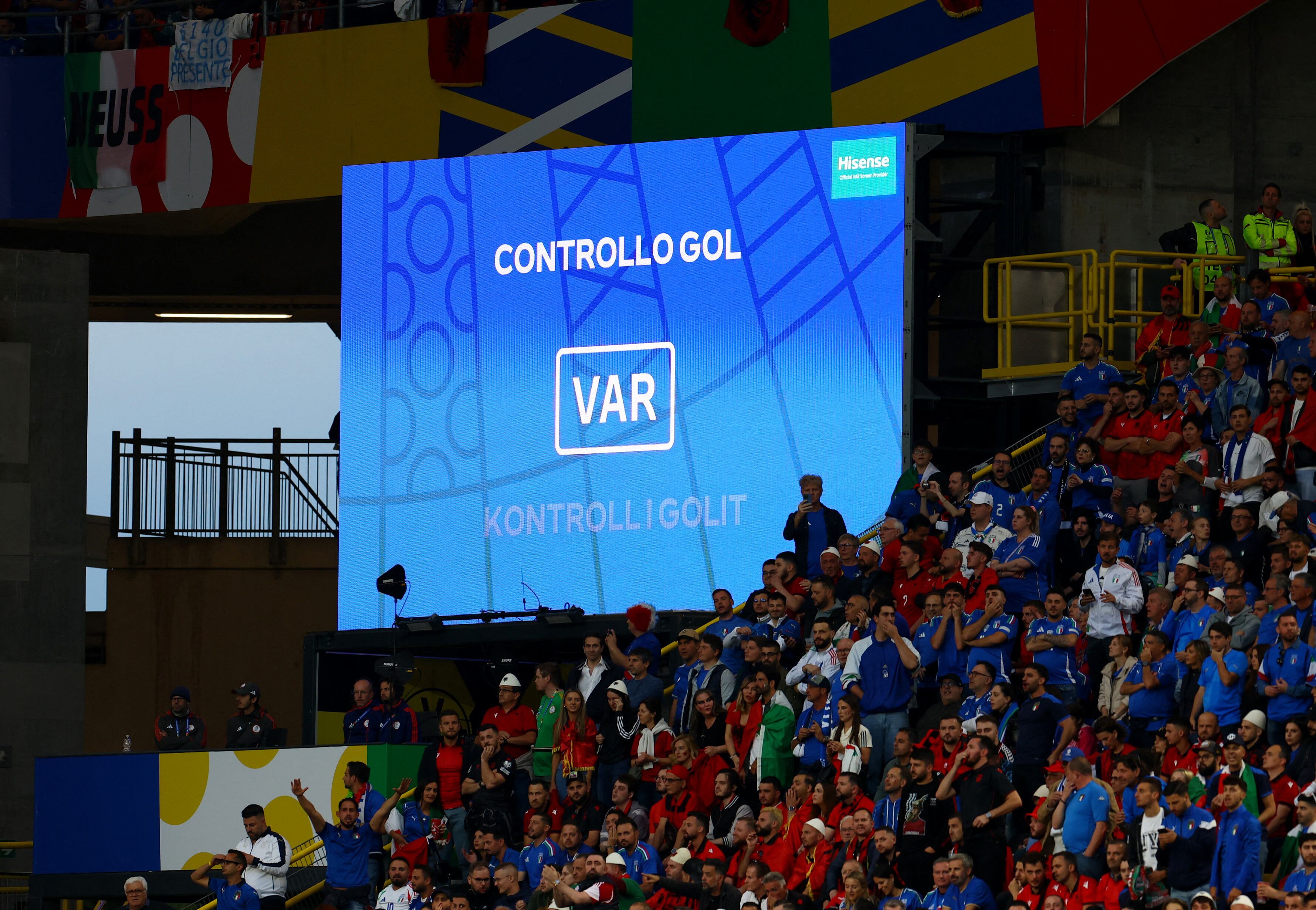 El VAR es común en la mayoría de partidos de fútbol en la actualidad. (Foto: REUTERS/Bernadett Szabo)