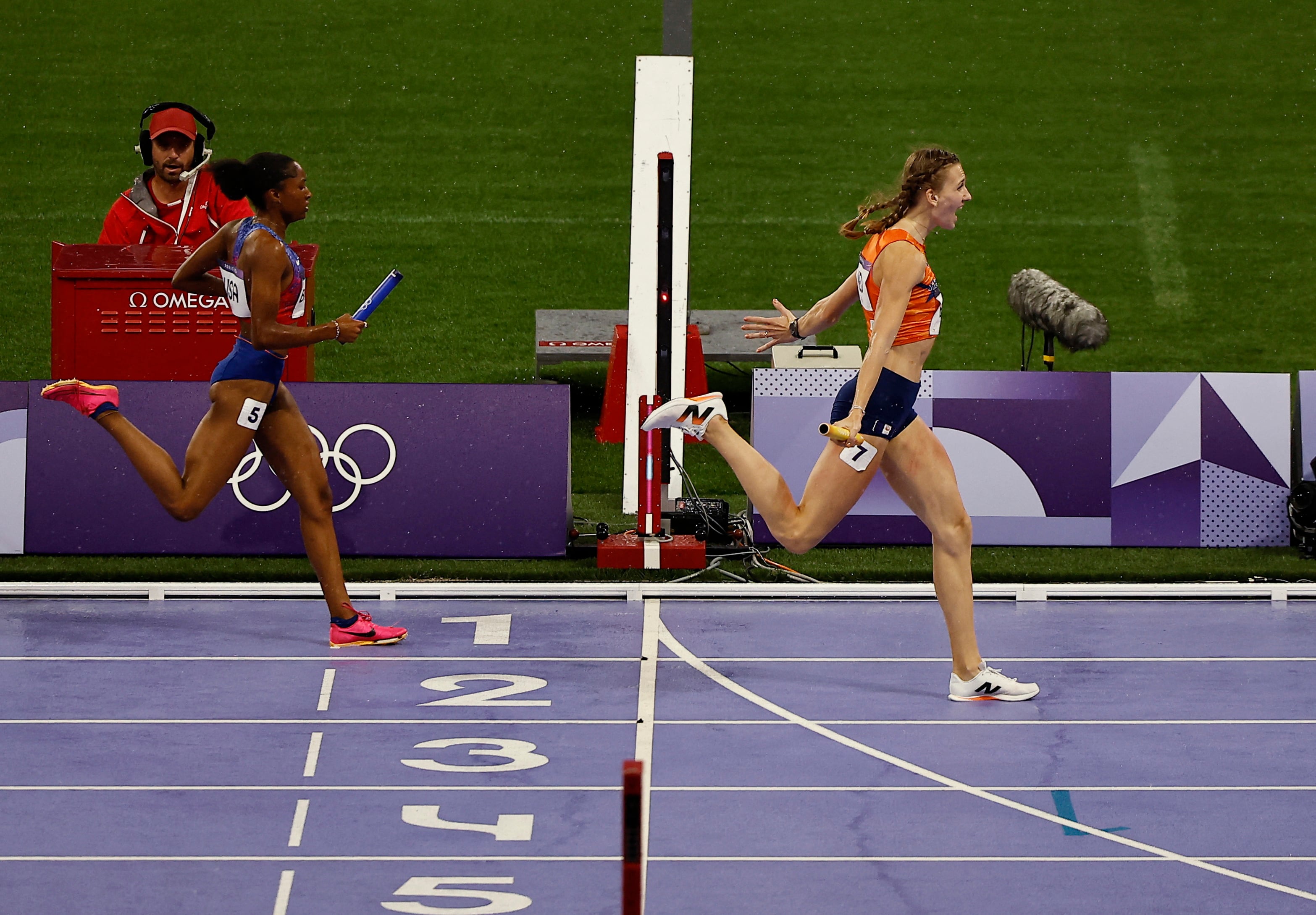 Femke Bol cruza la línea de meta en la final de los 4x400 metros relevos mixtos de los Juegos Olímpicos de París. Países Bajos ganó la medalla de oro en una remontada épica (REUTERS/Tingshu Wang)