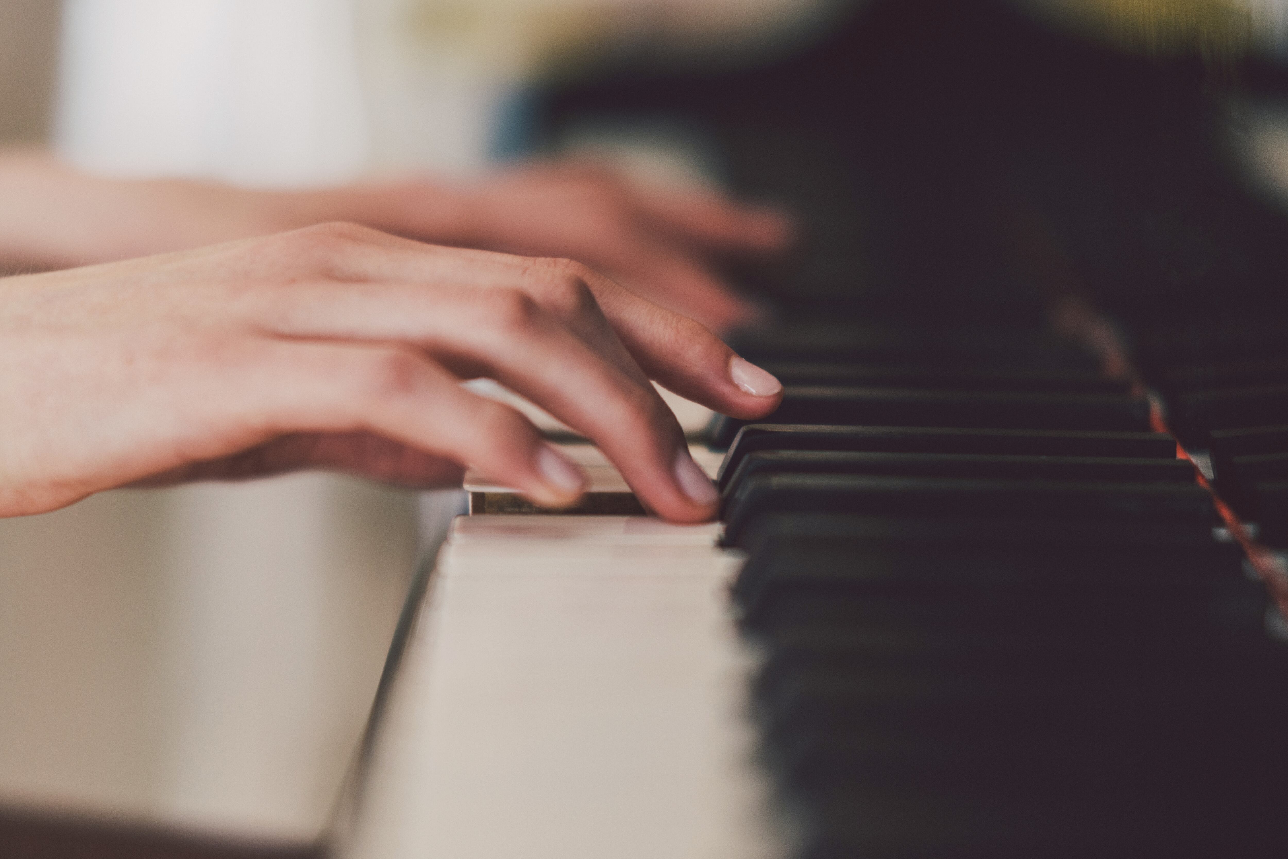 gente tocando el piano