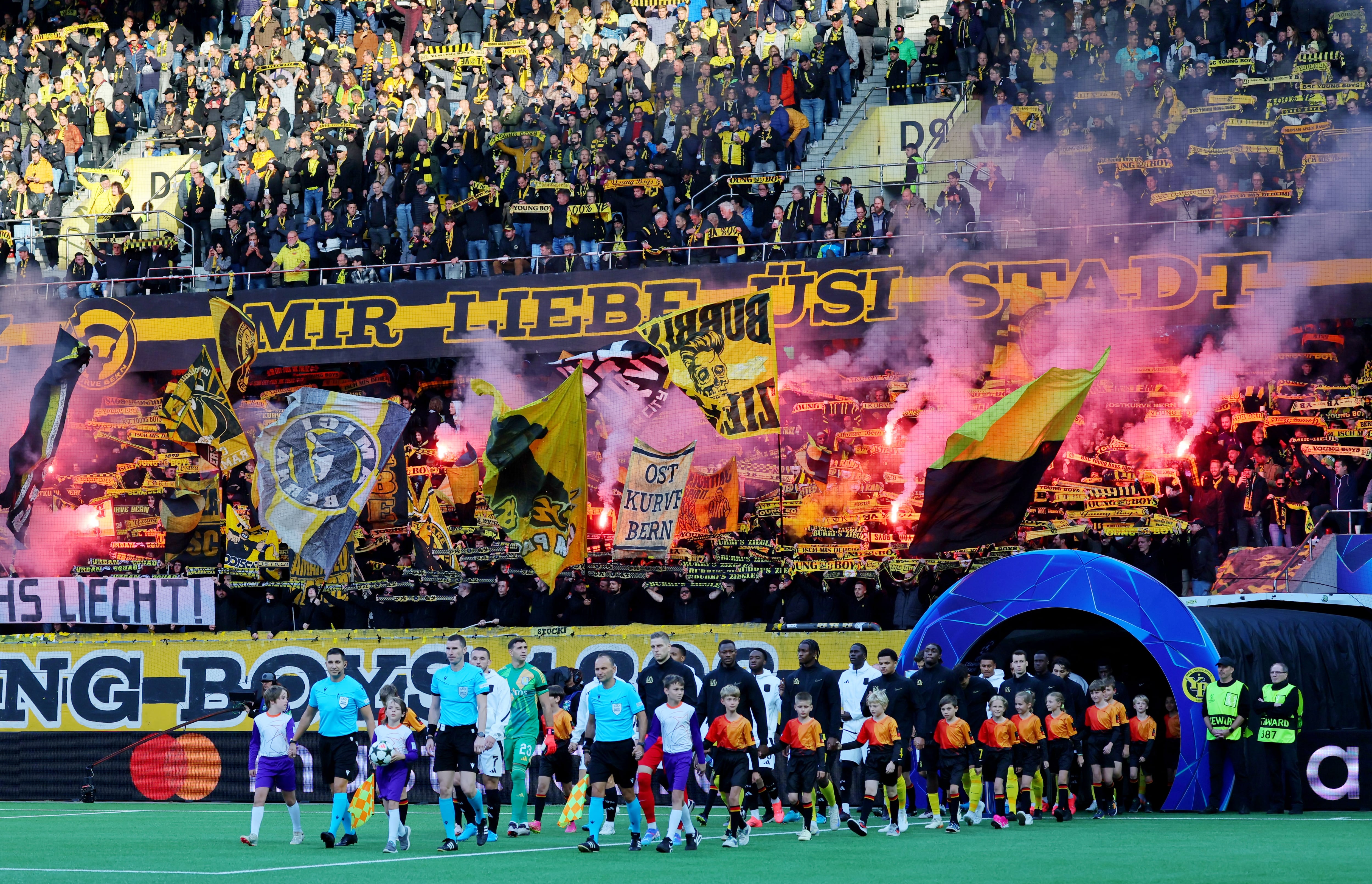 Los jugadores del Aston Villa y Young Boys salen a la cancha en Suiza (REUTERS/Denis Balibouse)