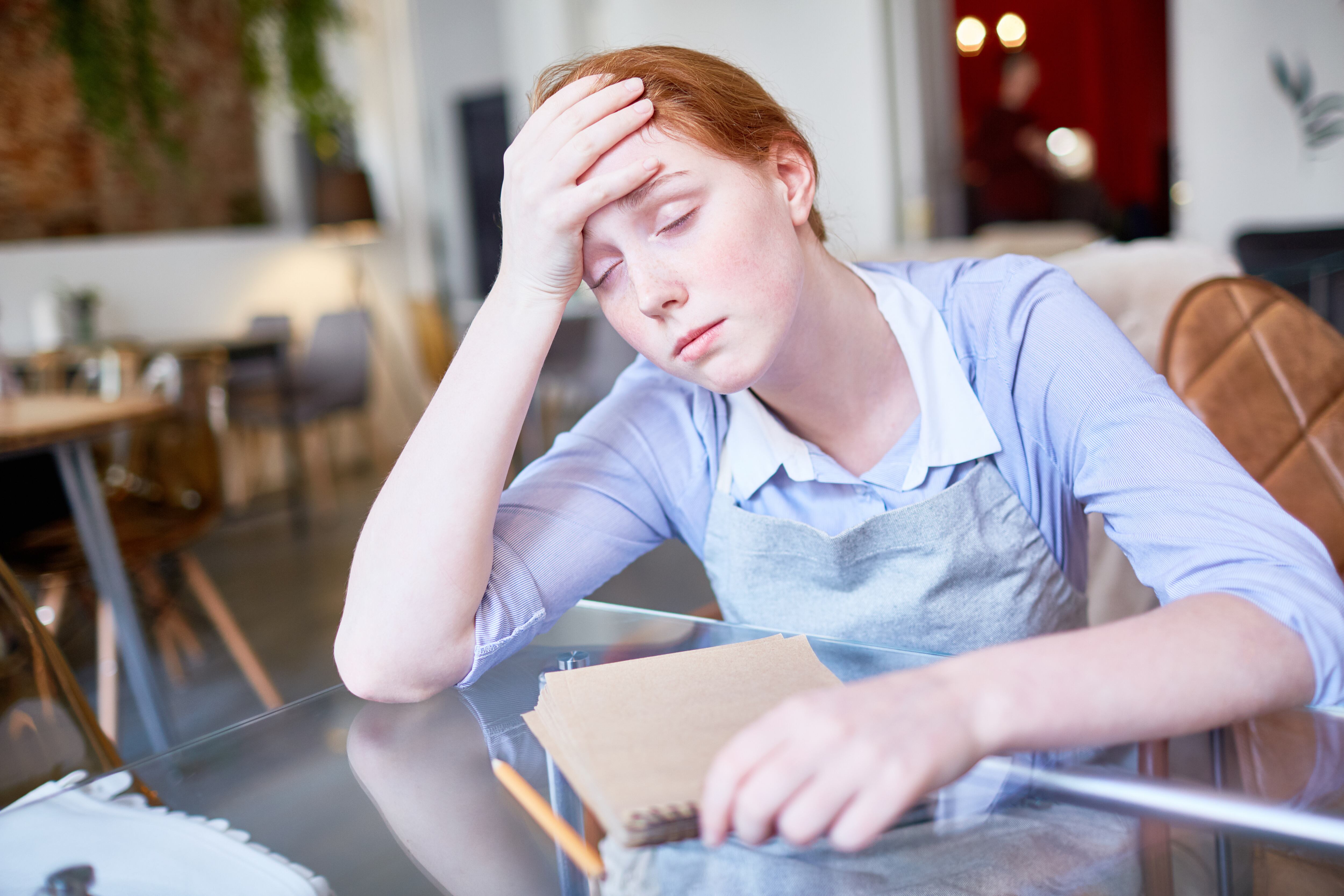 Una camarera de un restaurante exhausta (ShutterStock).