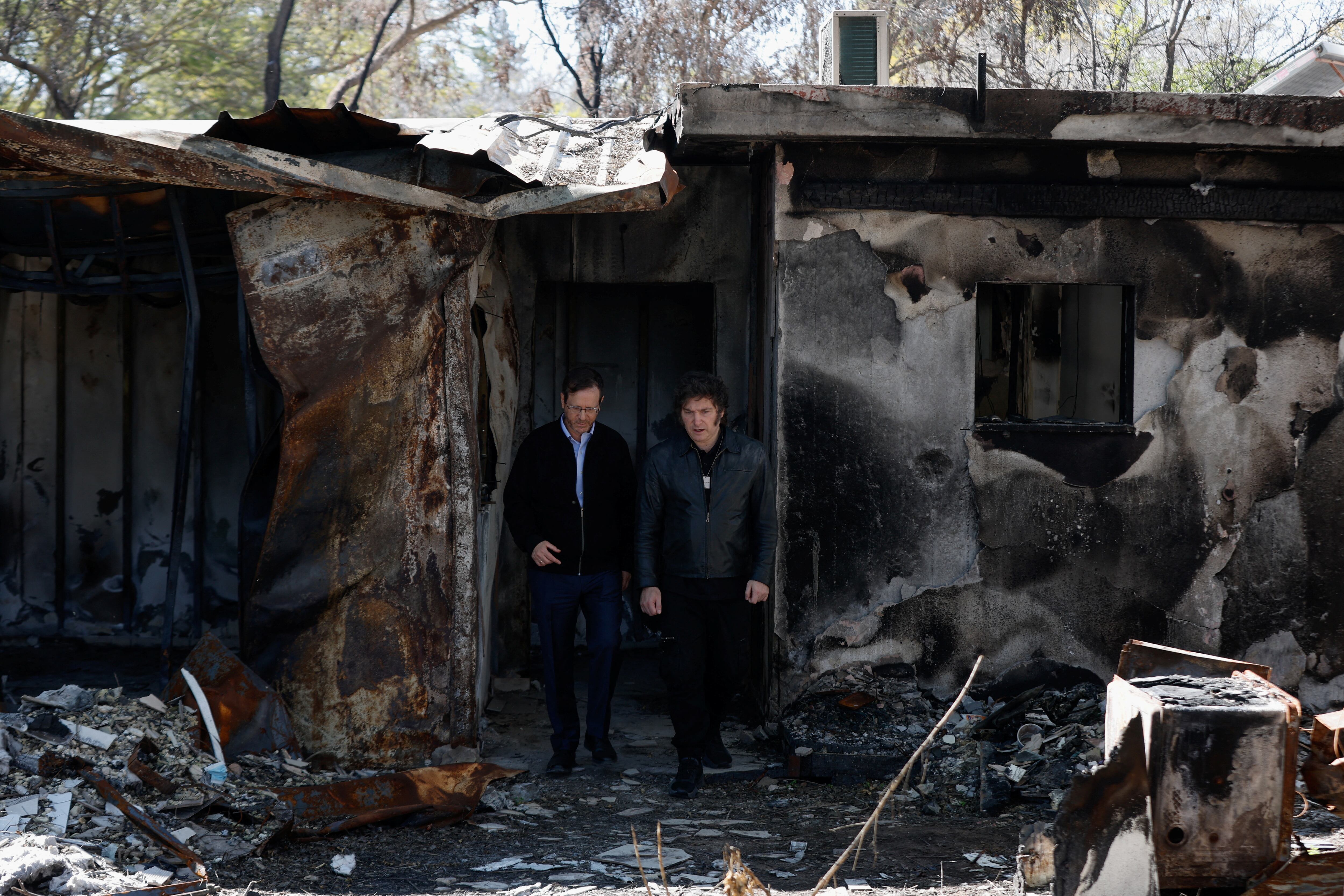 El presidente Javier Milei y el mandatario israelí Isaac Herzog en los restos del kibutz Nir Oz en febrero pasado (Reuters)
