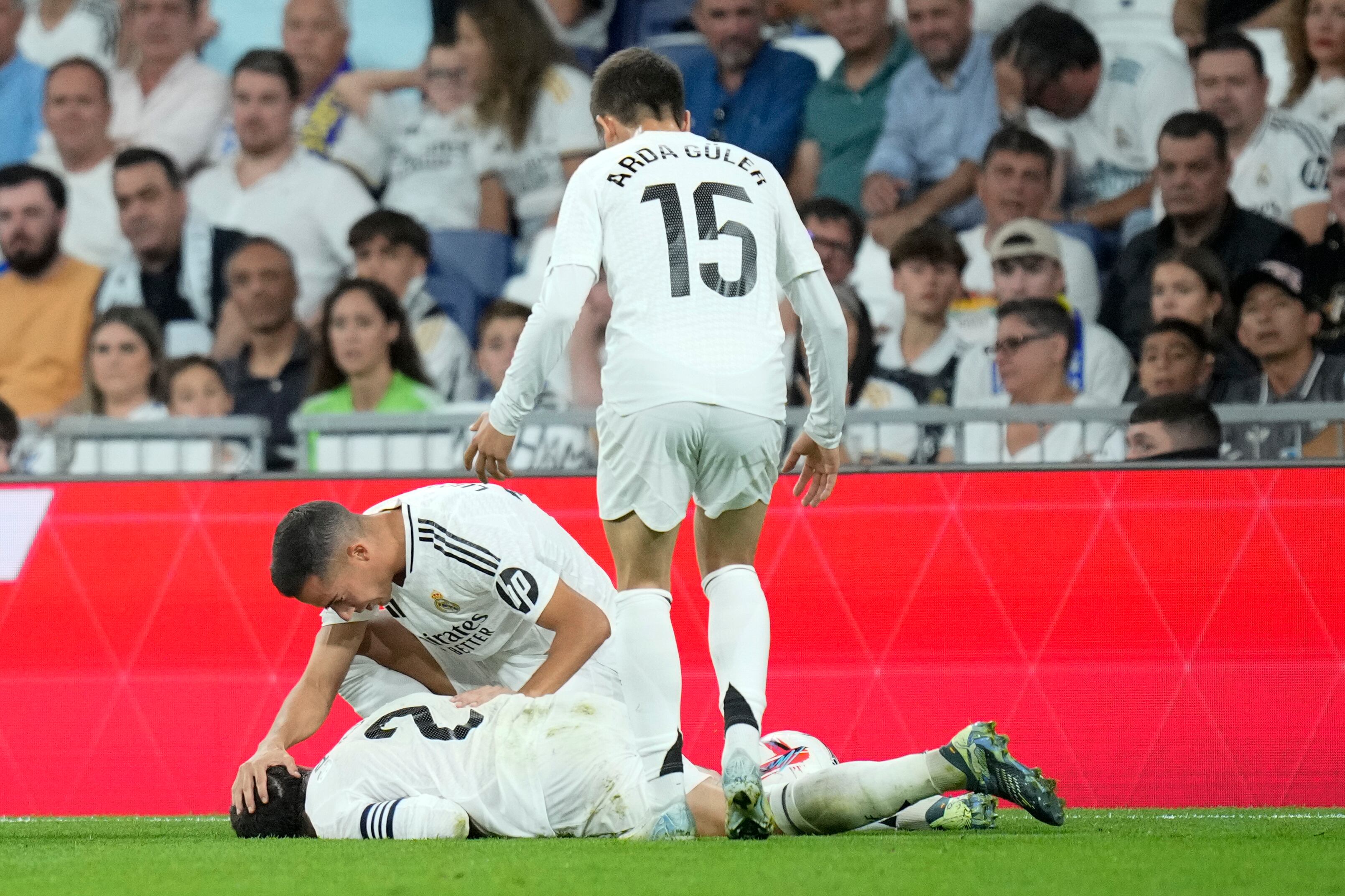 Lucas Vázquez trata de averiguar la condición de su compañero del Real Madrid, Dani Carvajal. (AP Foto/Bernat Armangue)