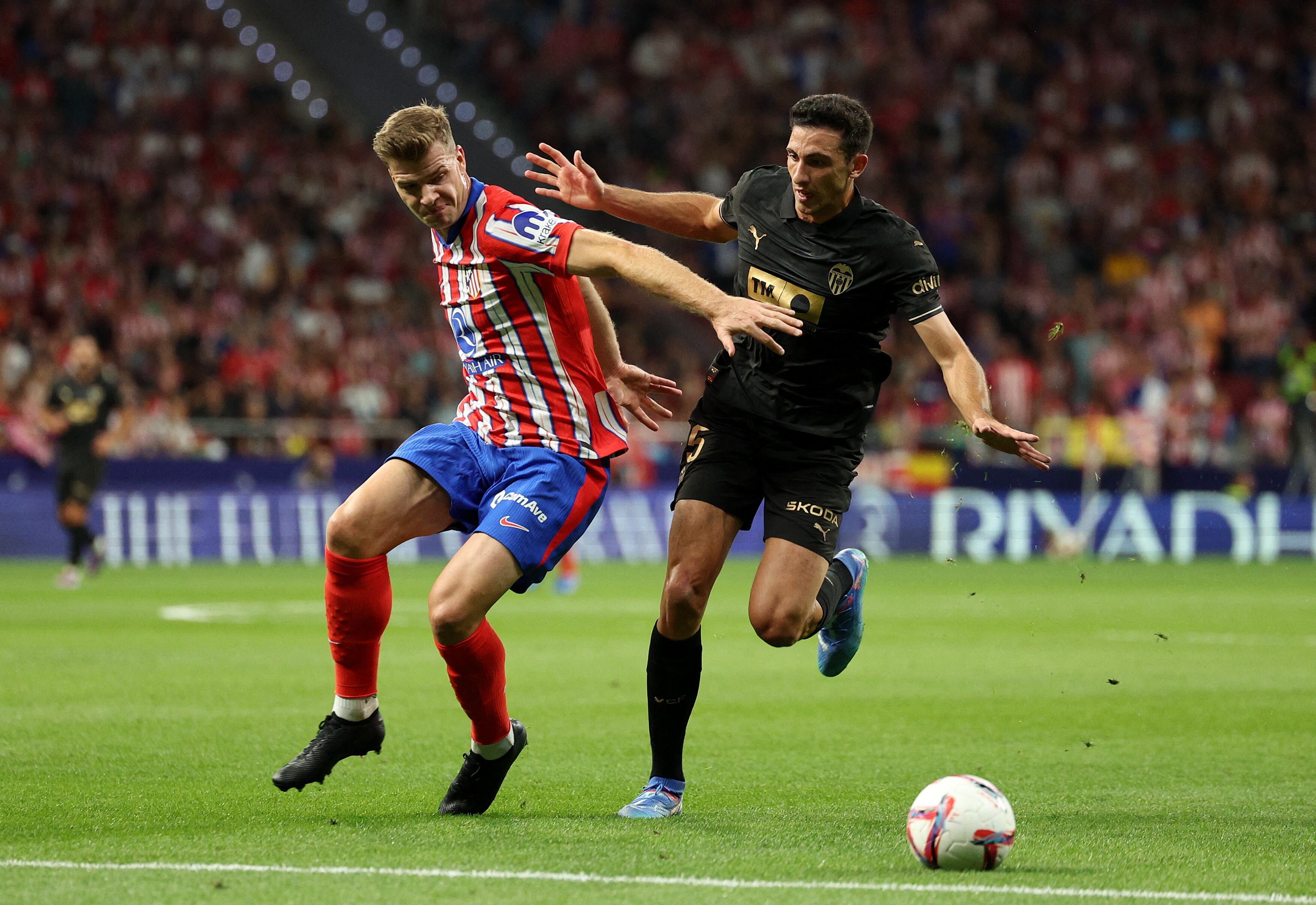 Alexander Sorloth tuvo un cabezazo franco en el área para el Atlético de Madrid, pero no pudo convertir (REUTERS/Violeta Santos Moura)