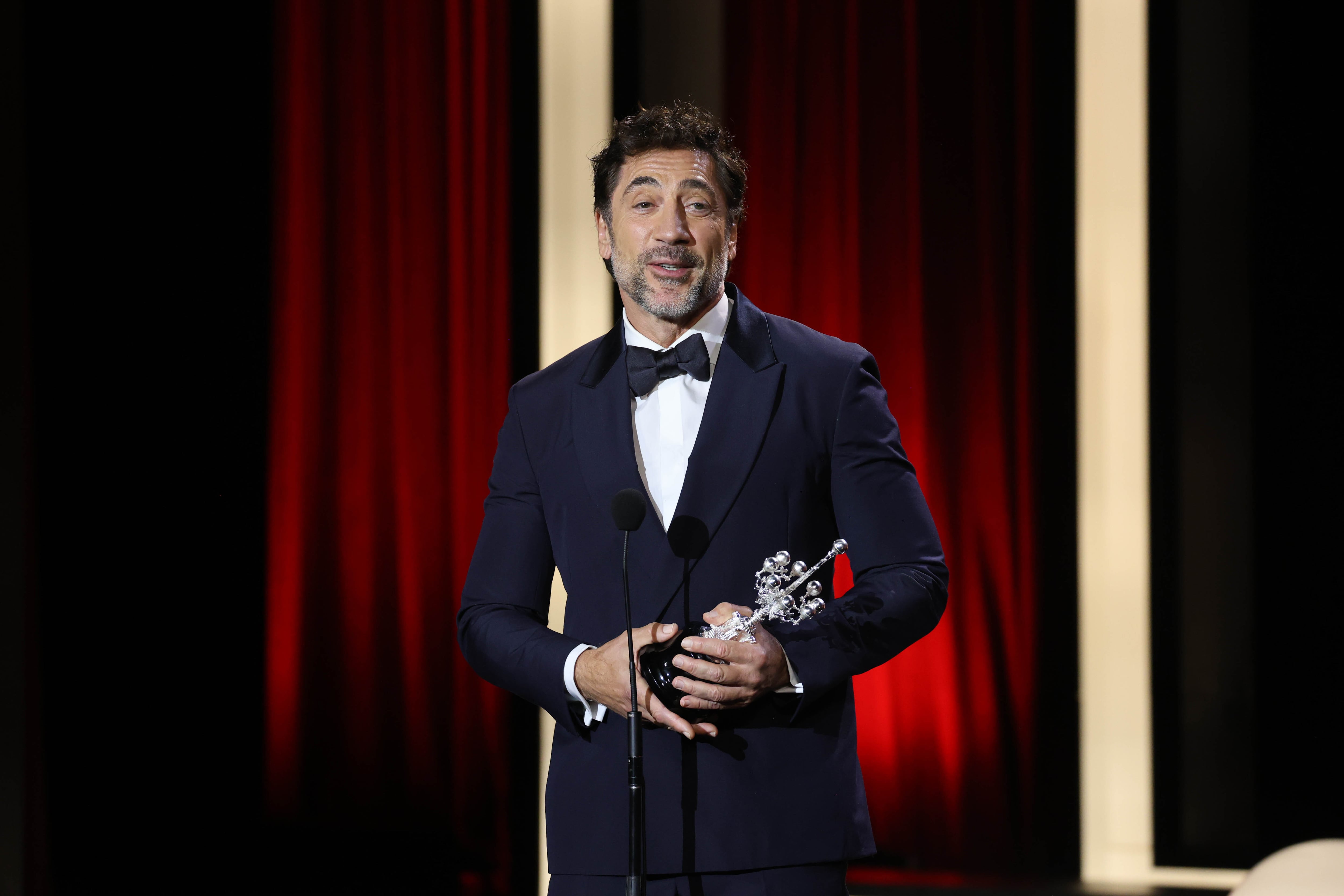 Javier Bardem recibiendo un premio en el  Festival de San Sebastián (Raúl Terrel / Europa Press)