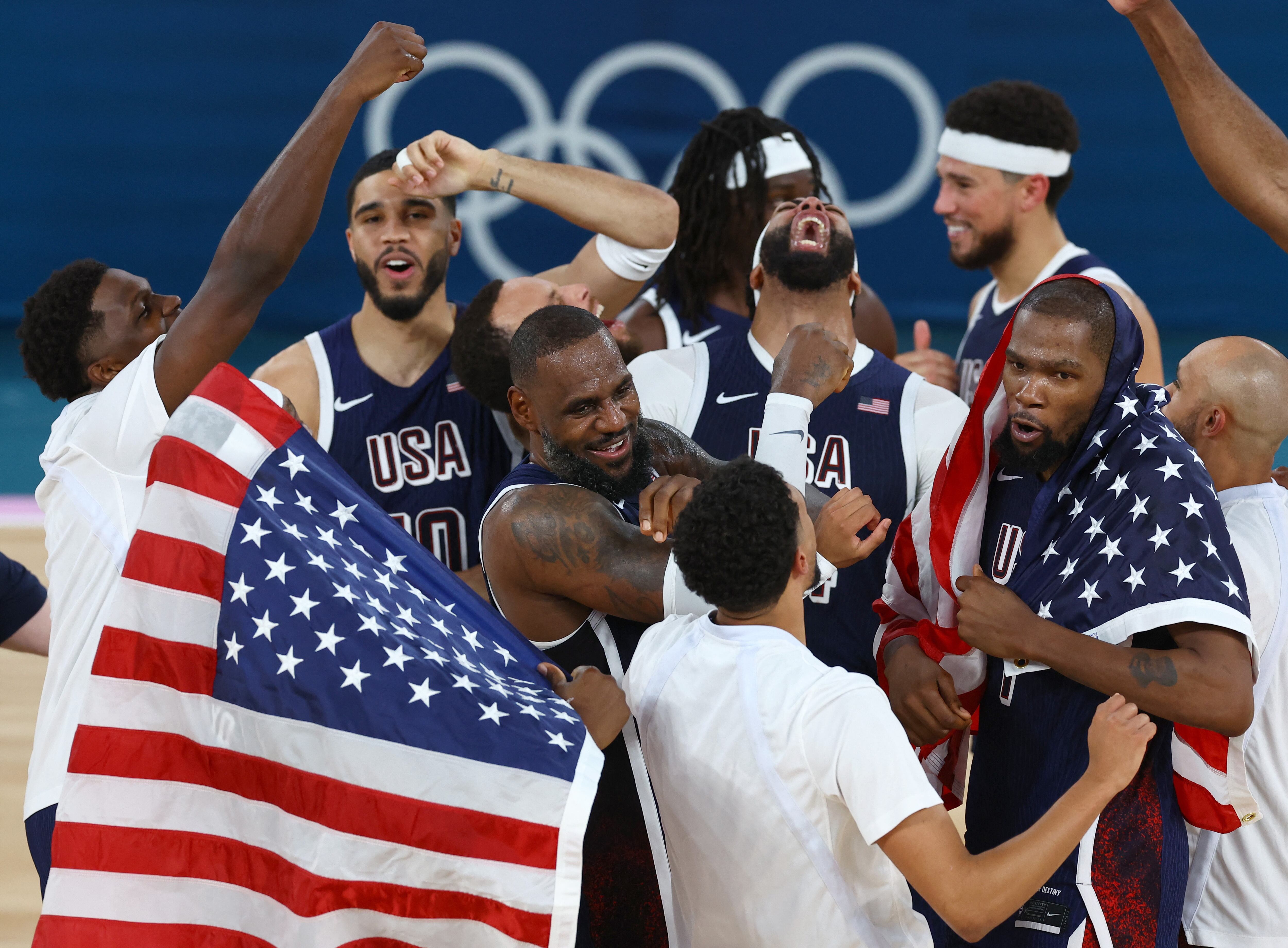 Festeja Estados Unidos. Con LeBron James a la cabeza, los norteamericanos vencieron a Francia en la final olímpica y ganaron la medalla de oro en París (REUTERS/Stephanie Lecocq)