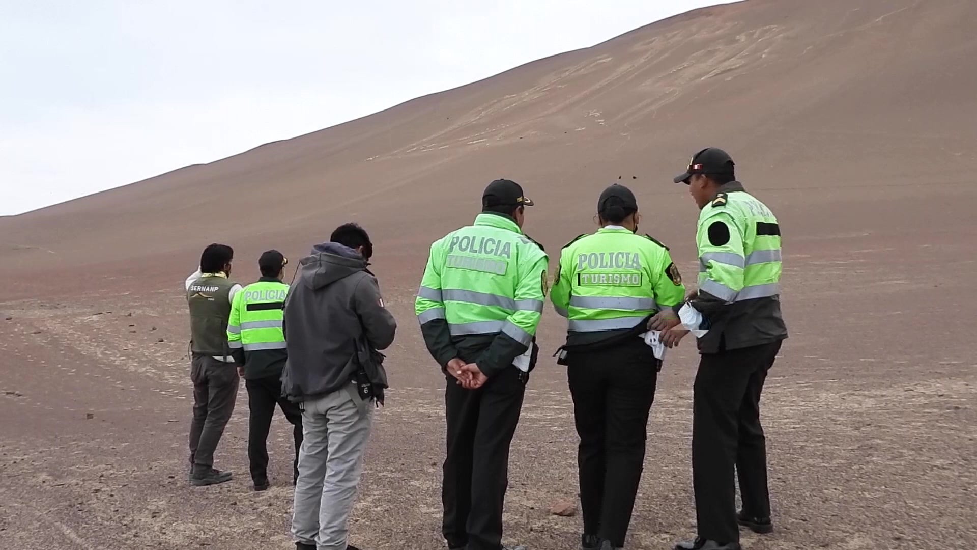 El famoso Candelabro de Paracas, un geoglifo de unos 2.500 años en un cerro frente al mar en el sur de Perú, fue dañado por intrusos que caminaron sobre él este fin de semana, informó el ministerio de Cultura.