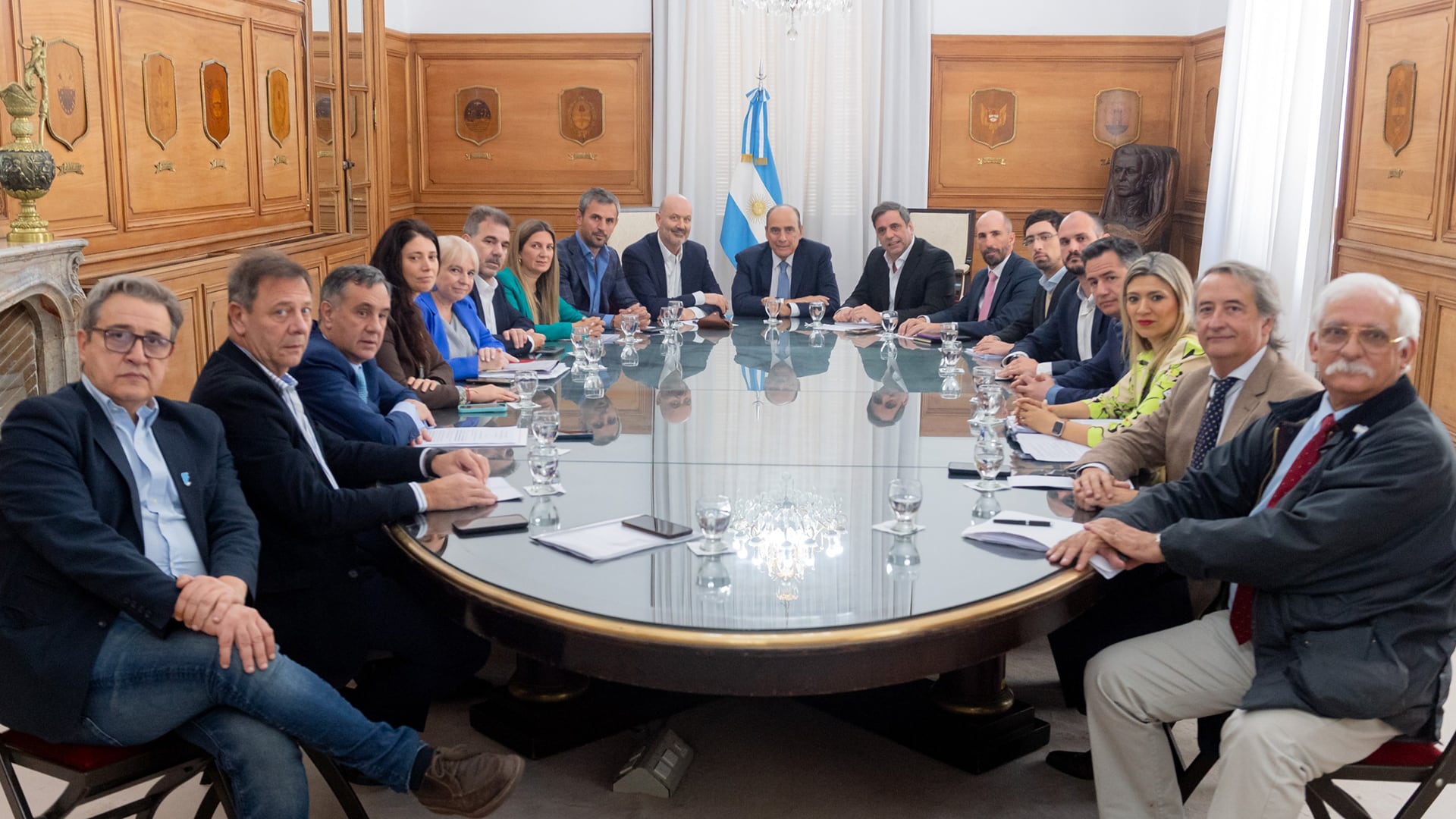 Sin la presencia de Milei, Francos y Sturzenegger recibieron a un grupo de diputados nacionales en Casa Rosada 