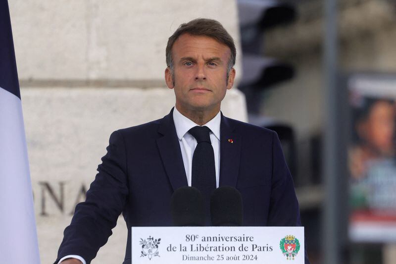 El presidente francés Emmanuel Macron en la plaza Denfert Rochereau, en París, Francia, a 25 de agosto de 2024. (Teresa Suarez/REUTERS)