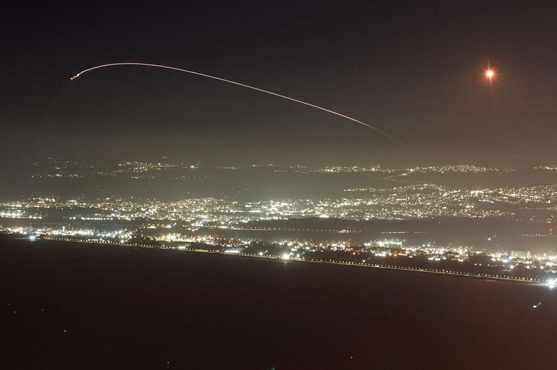 El grupo terrorista Hezbollah lanza un ataque con cohetes contra una base aérea israelí cerca de Haifa (REUTERS/Ammar Awad)