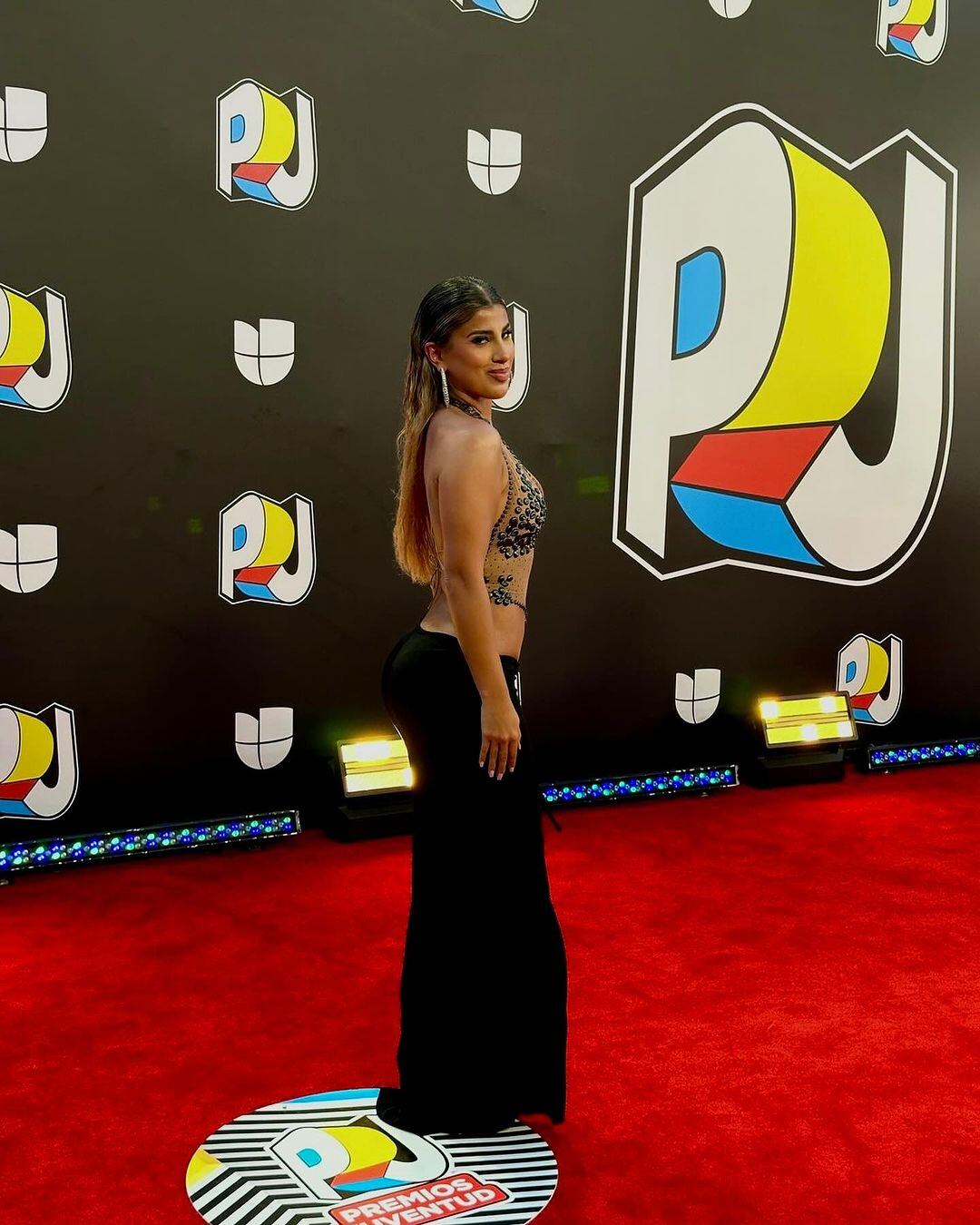 Yahaira Plasencia deslumbró en la alfombra roja de los Premios Juventud 2024 con un arriesgado conjunto de dos piezas.