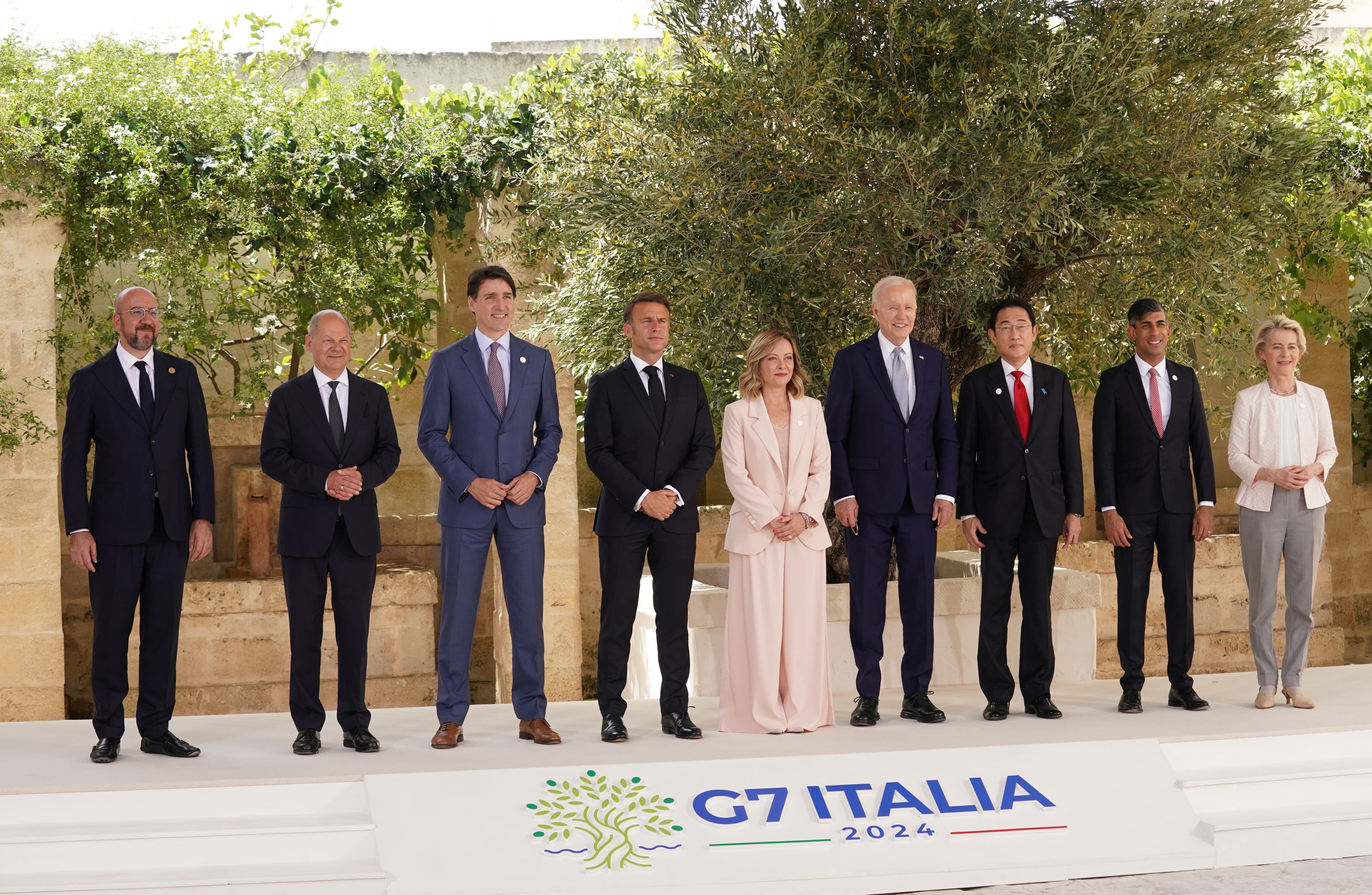 Los líderes del G7 posan para la foto grupal en el comienzo de la cumbre (REUTERS/Kevin Lamarque)