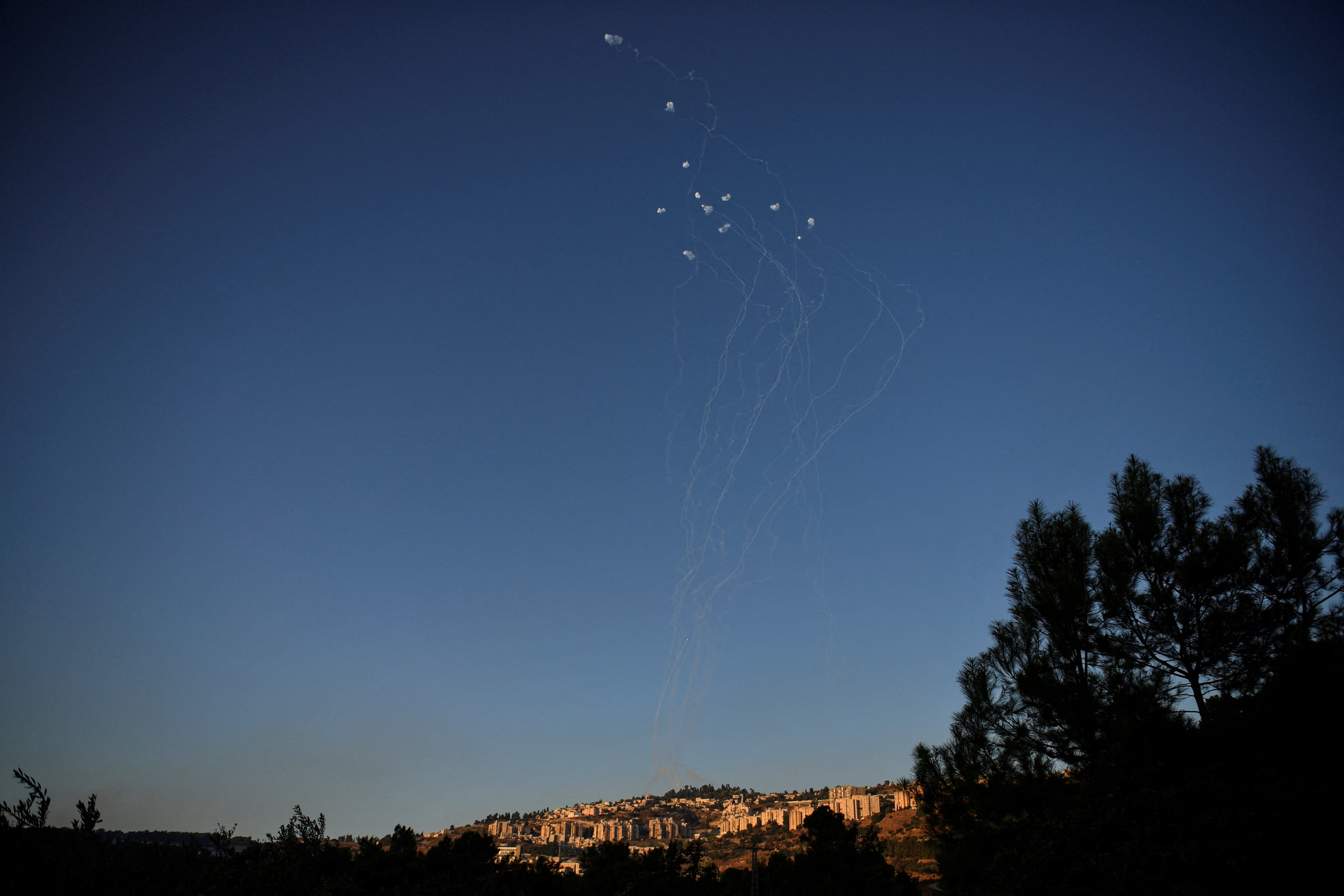 El sistema de defensa antimisiles israelí Cúpula de Hierro intercepta cohetes disparados desde el Líbano, sobre Safed (Reuters)