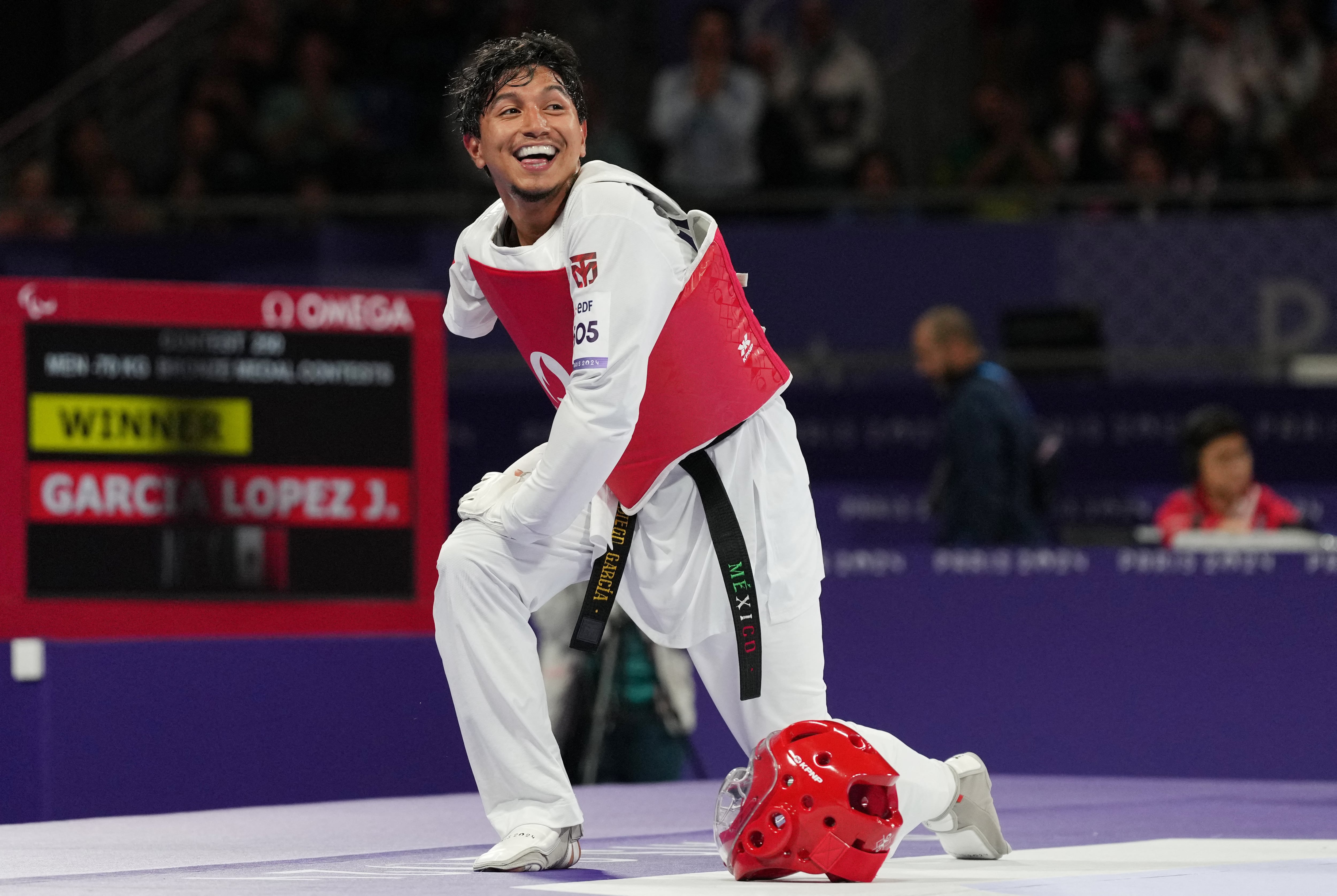 Paris 2024 Paralympics - Taekwondo - Men K44 -70kg Bronze Medal Contests - Grand Palais, Paris, France - August 30, 2024 Juan Diego Garcia Lopez of Mexico celebrates after winning against Shunsuke Kudo of Japan REUTERS/Maja Smiejkowska