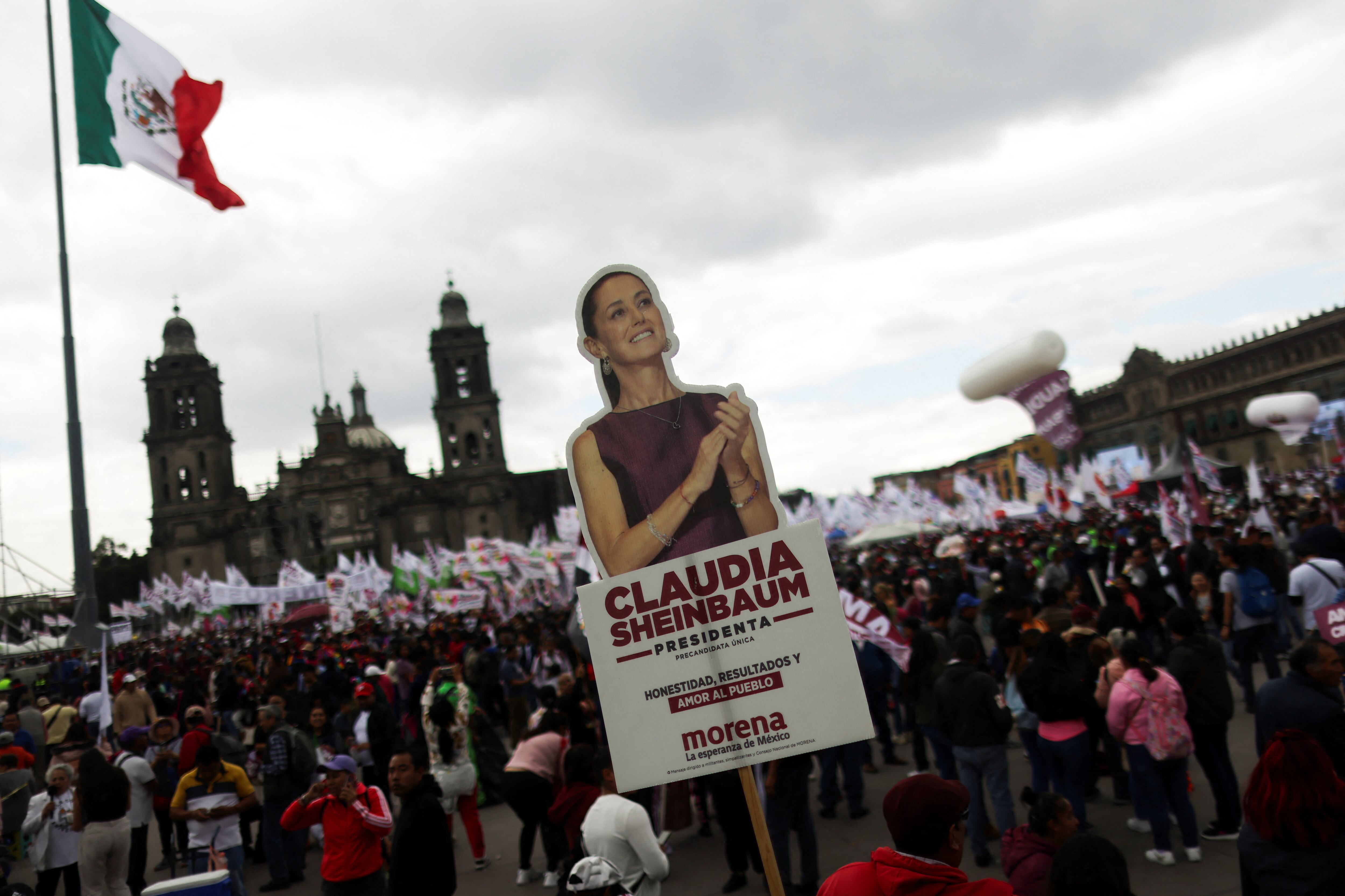 Supporters of Mexico's new President Claudia Sheinbaum gather for a ceremony where she will receive the "baton of command", at Zocalo Square in Mexico City, Mexico October 1, 2024. REUTERS/Gustavo Graf