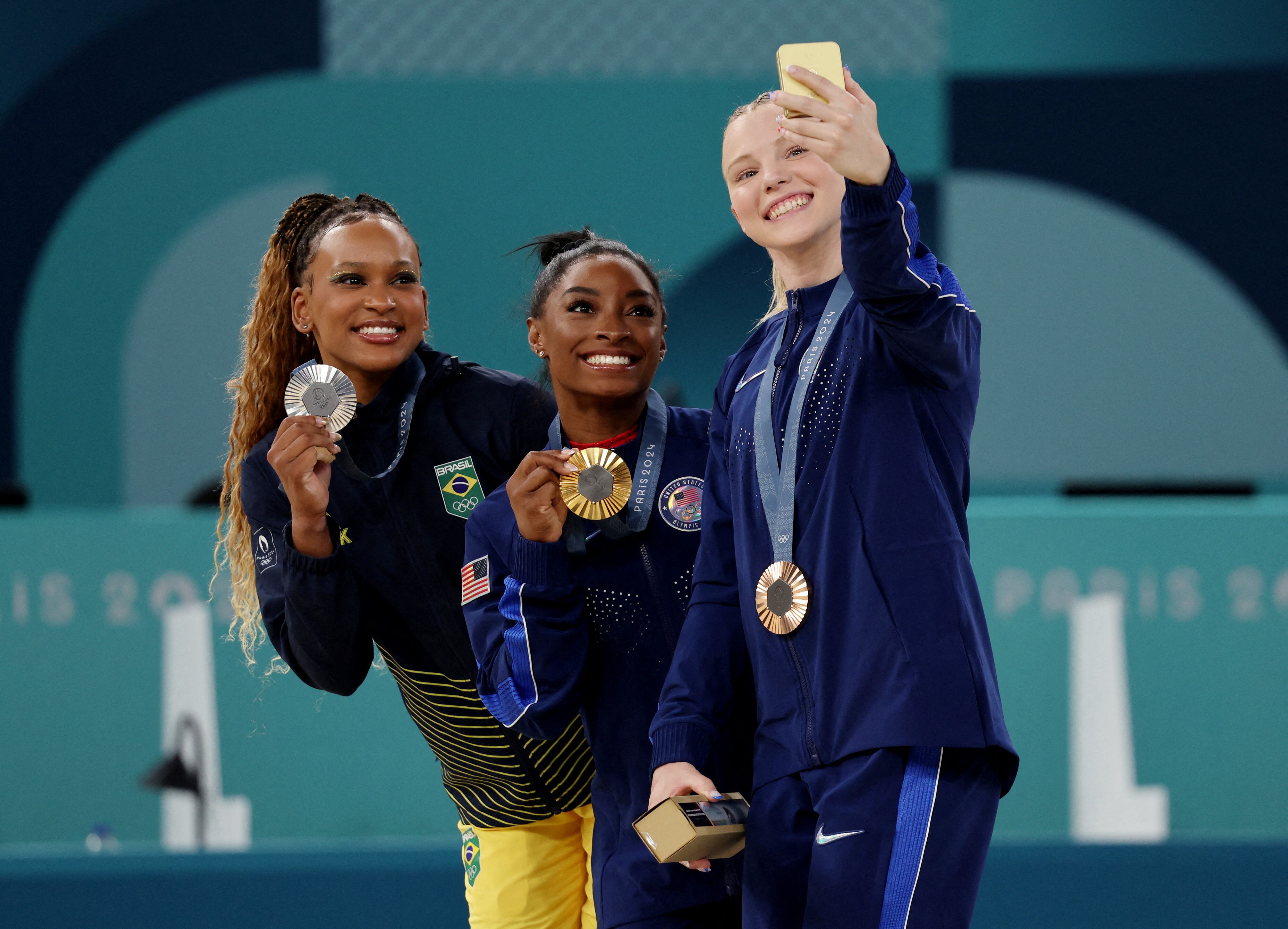 En el podio con Jade Carey (Estados Unidos) y Simone Biles, quien se declaró su admiradora (REUTERS/Mike Blake) 