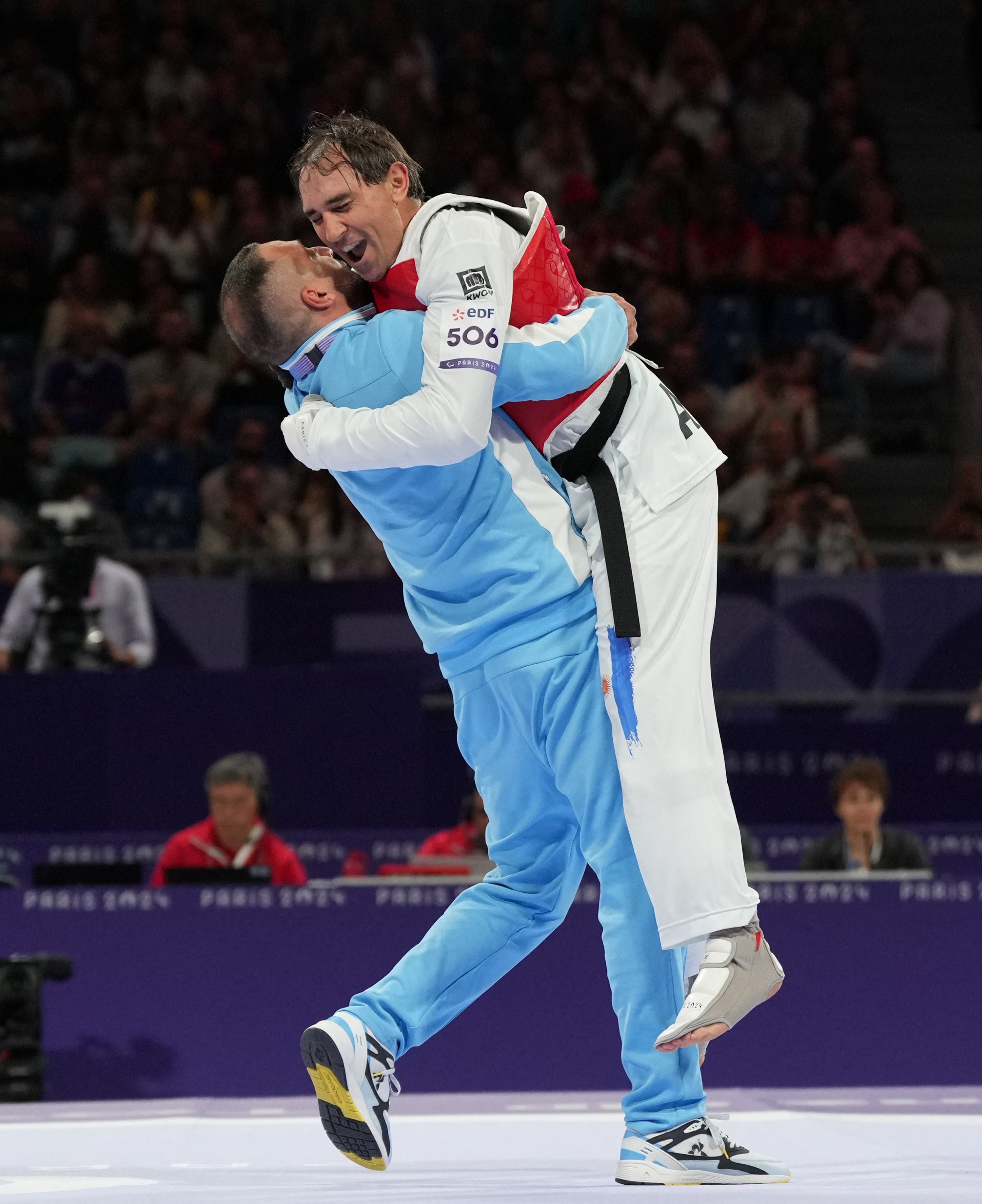 El festejo de Juan Samorano por la obtención de la medalla de bronce (REUTERS/Maja Smiejkowska)